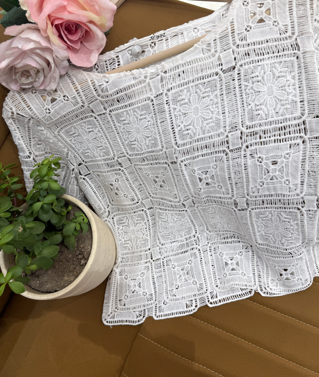 Q561229 White lace coord set