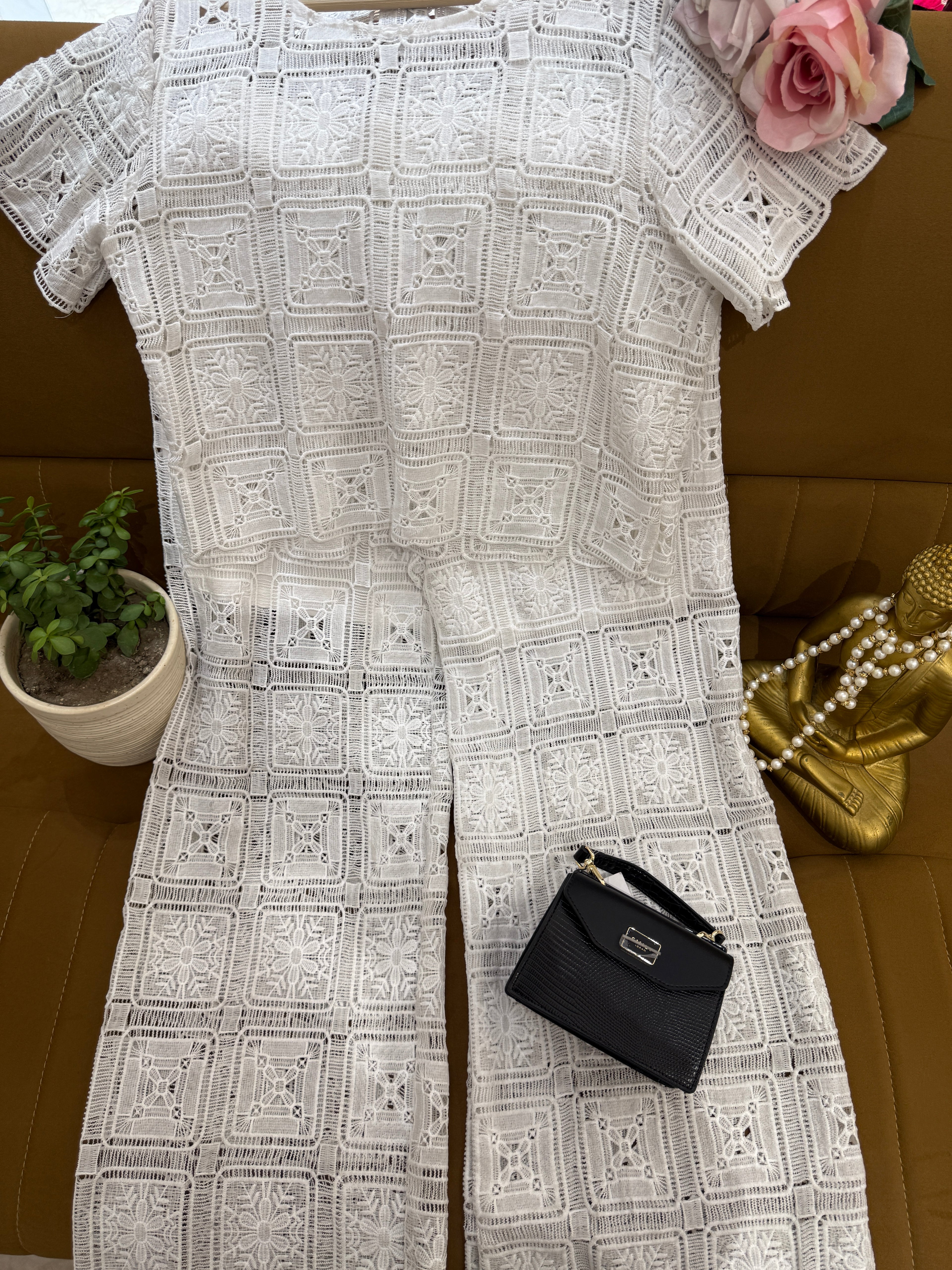 Q561229 White lace coord set