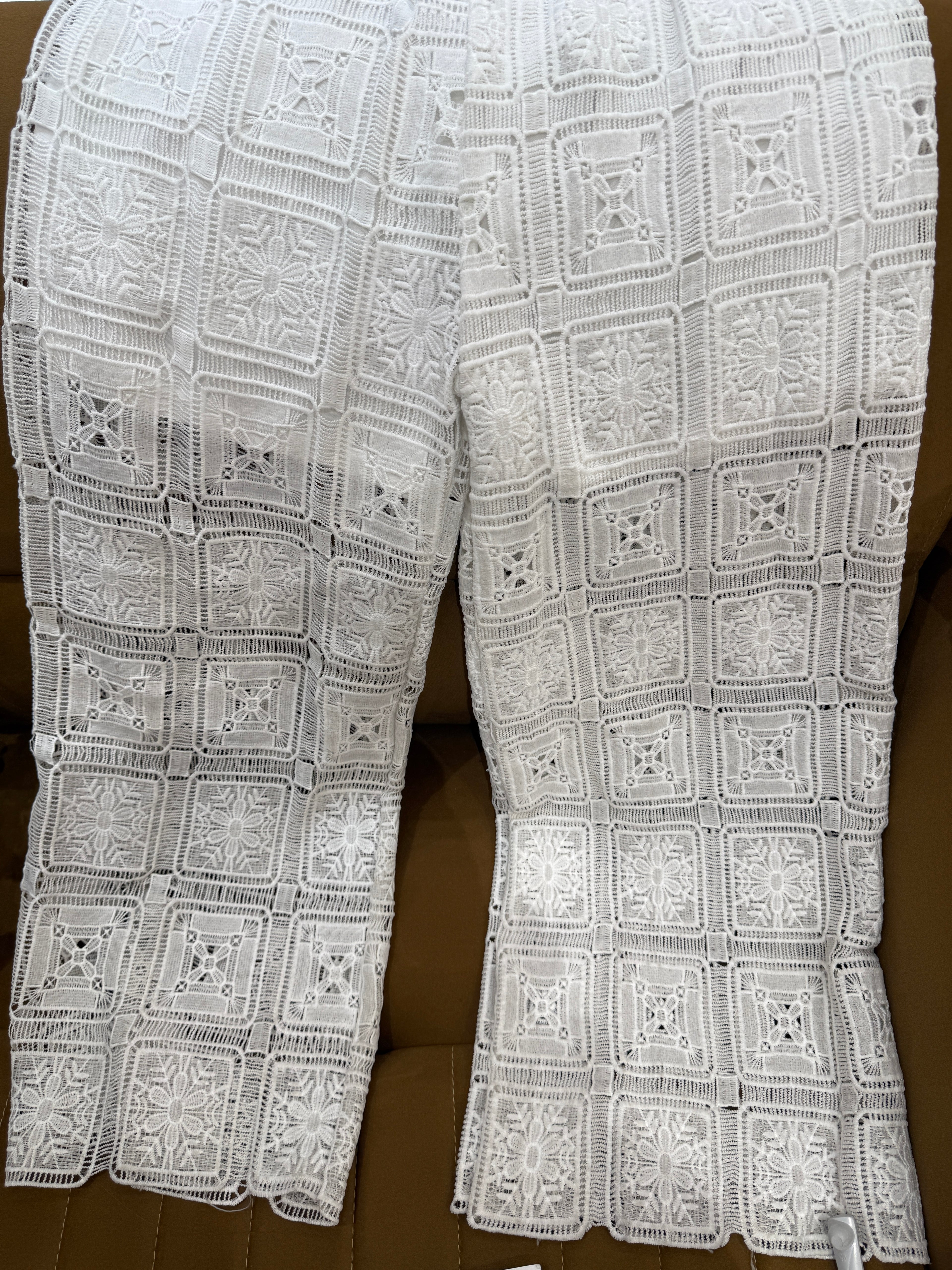 Q561229 White lace coord set