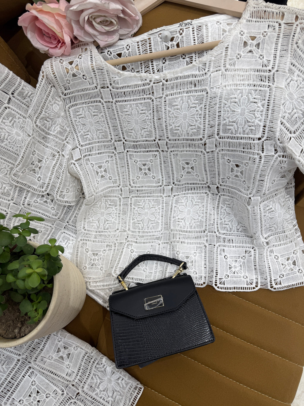 Q561229 White lace coord set