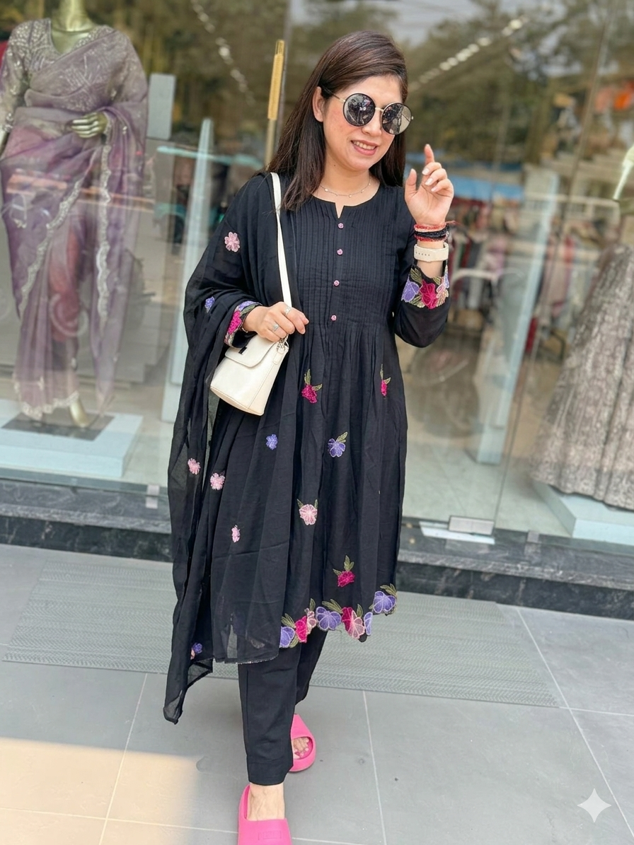 q562661 Graceful Black Kurta Set with Floral Embroidery