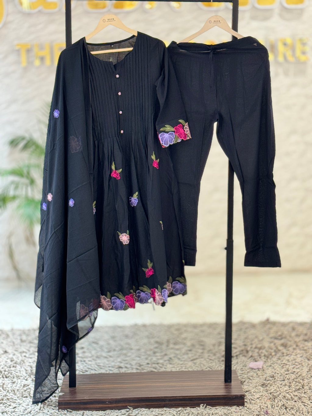 q562661 Graceful Black Kurta Set with Floral Embroidery