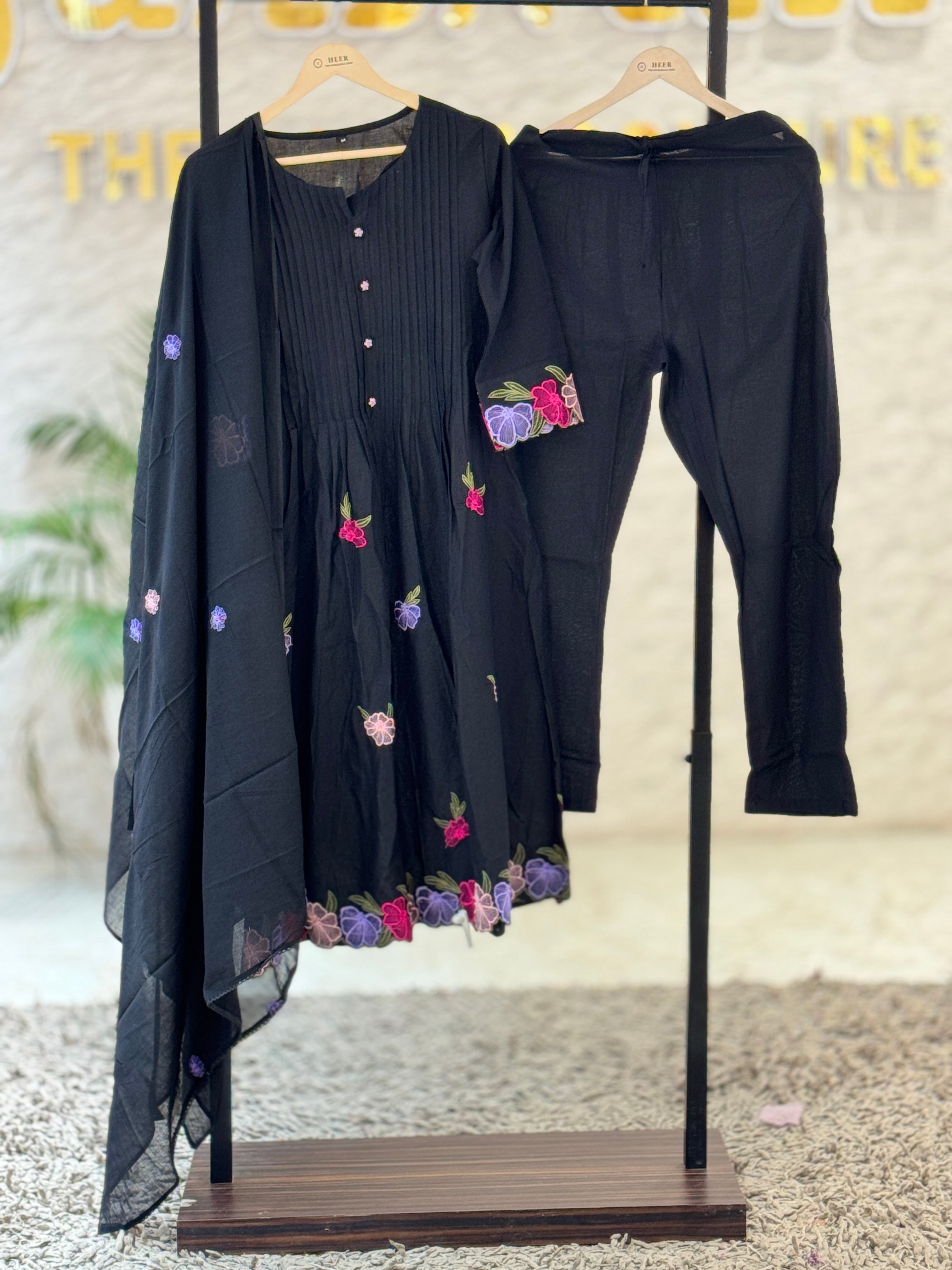 q562661 Graceful Black Kurta Set with Floral Embroidery