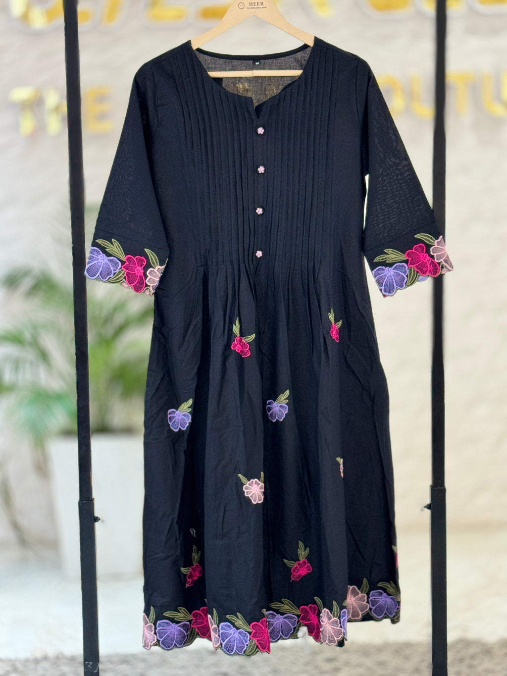 q562661 Graceful Black Kurta Set with Floral Embroidery