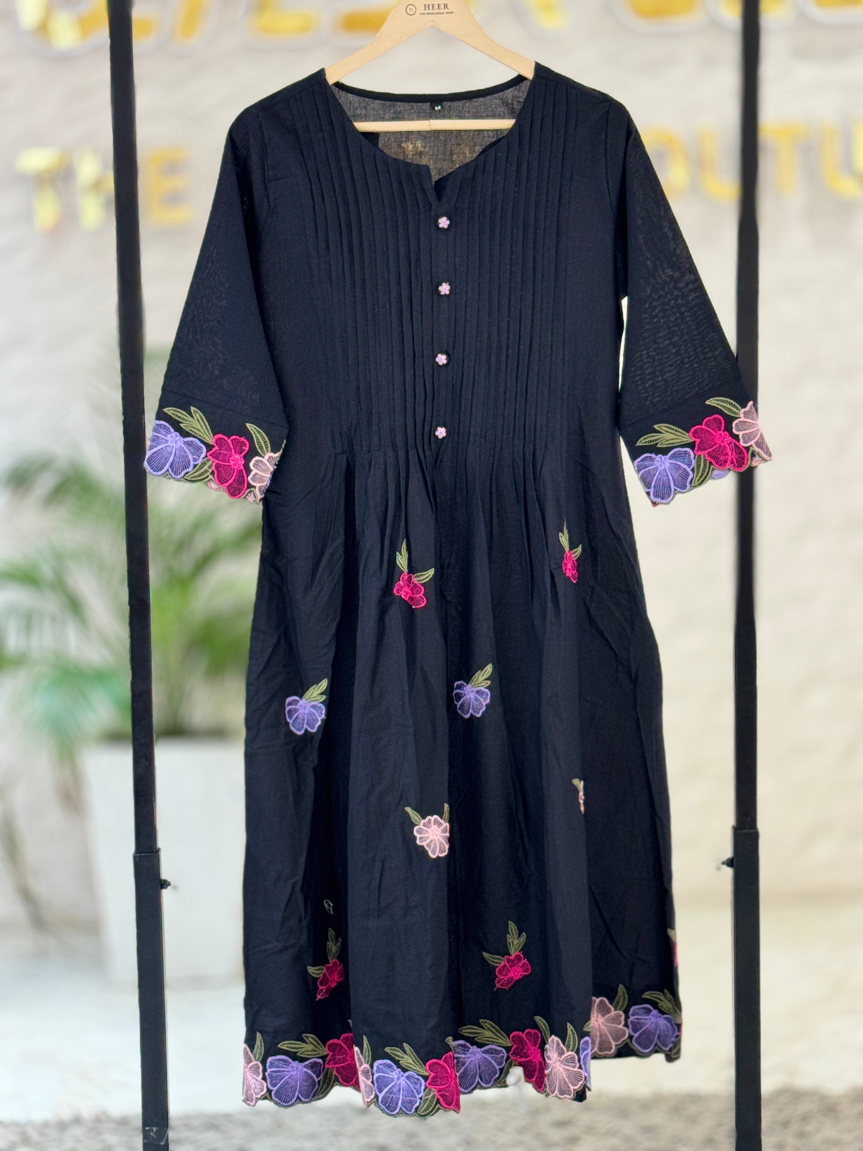q562661 Graceful Black Kurta Set with Floral Embroidery