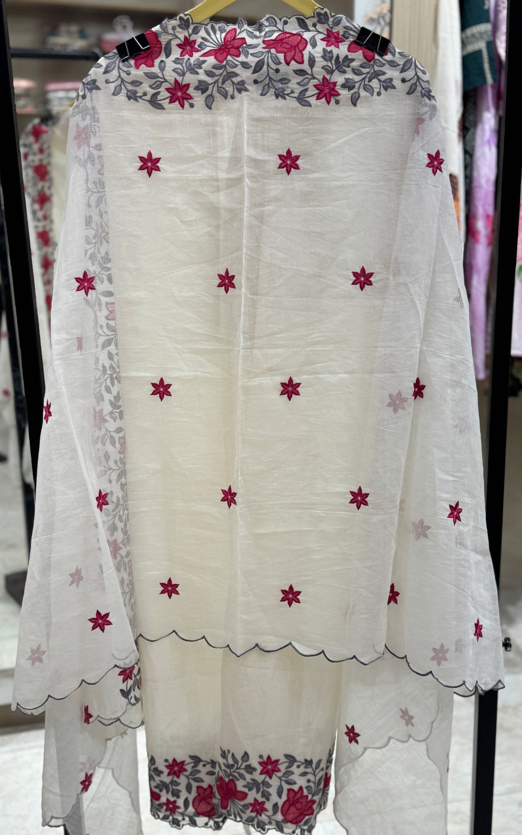 Q562350 white suit with red embroidery
