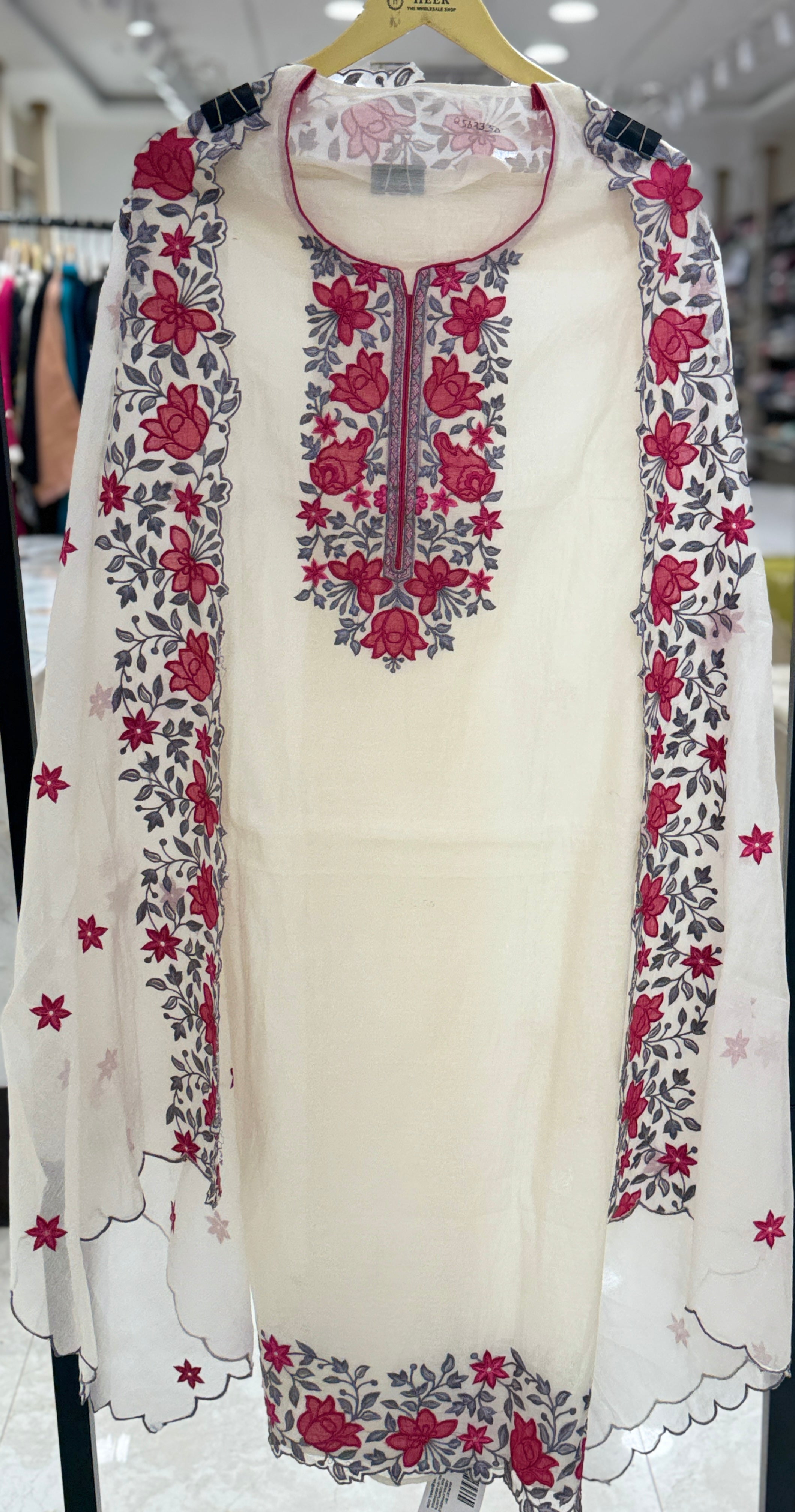 Q562350 white suit with red embroidery