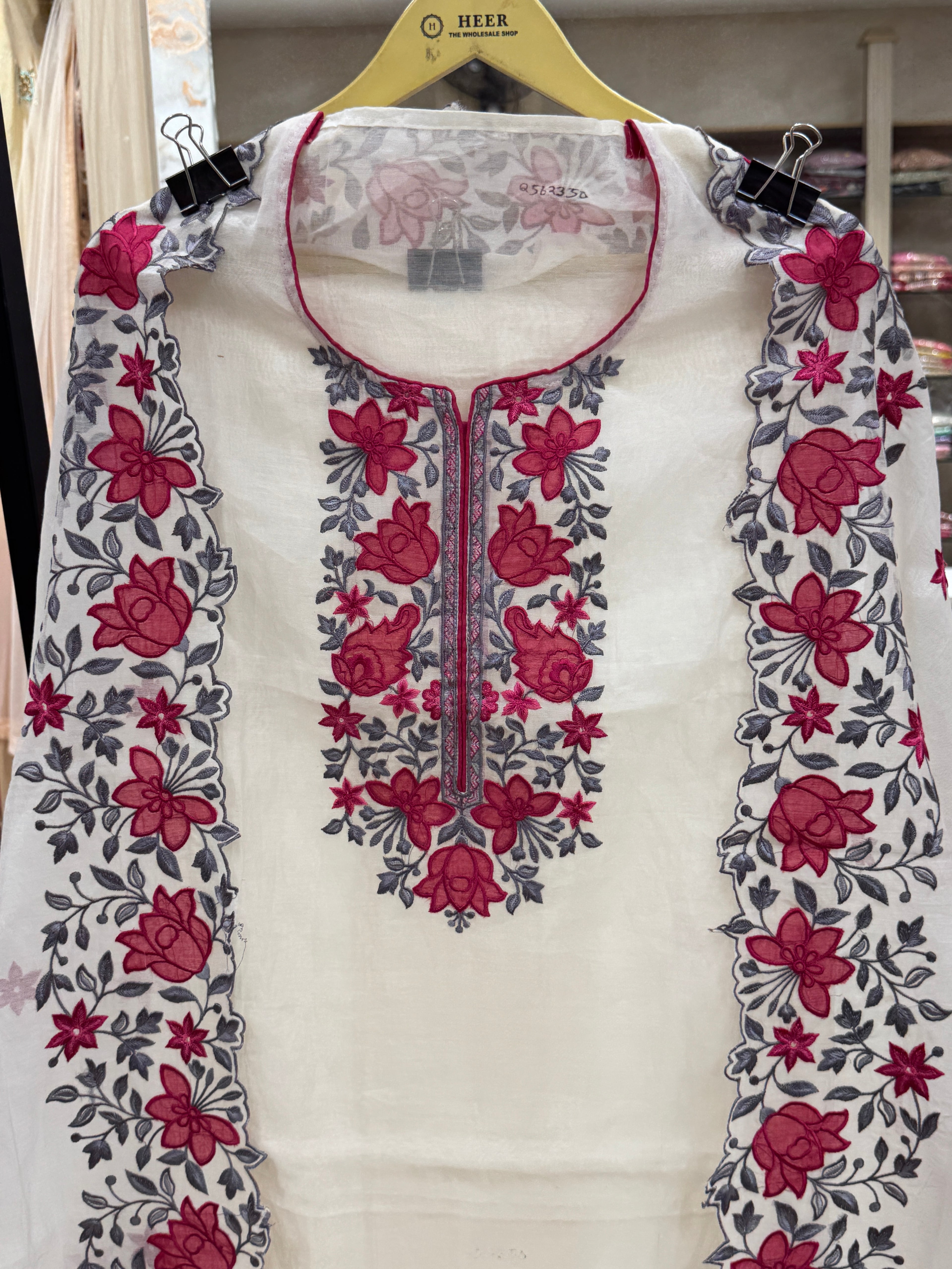 Q562350 white suit with red embroidery