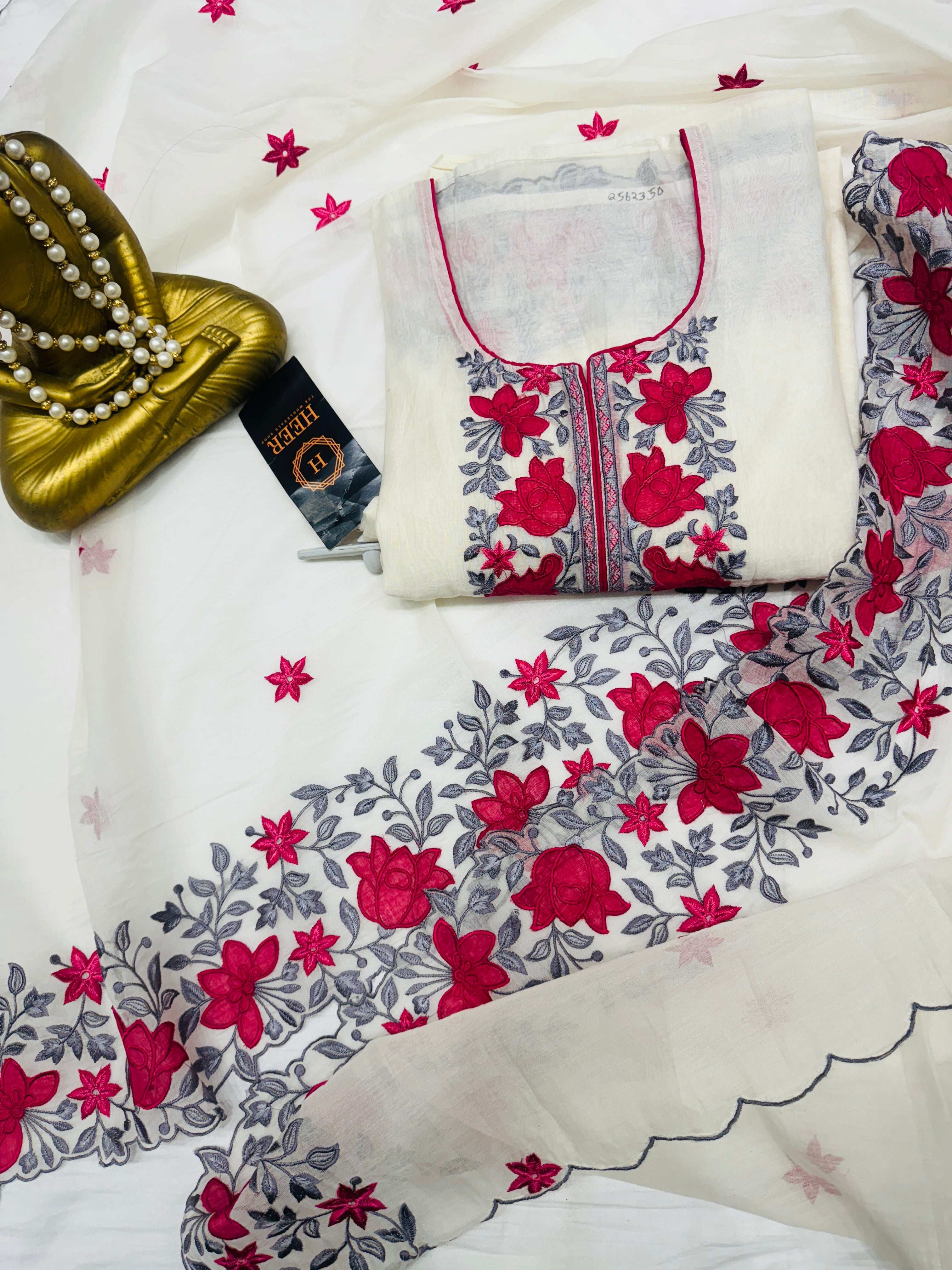Q562350 white suit with red embroidery