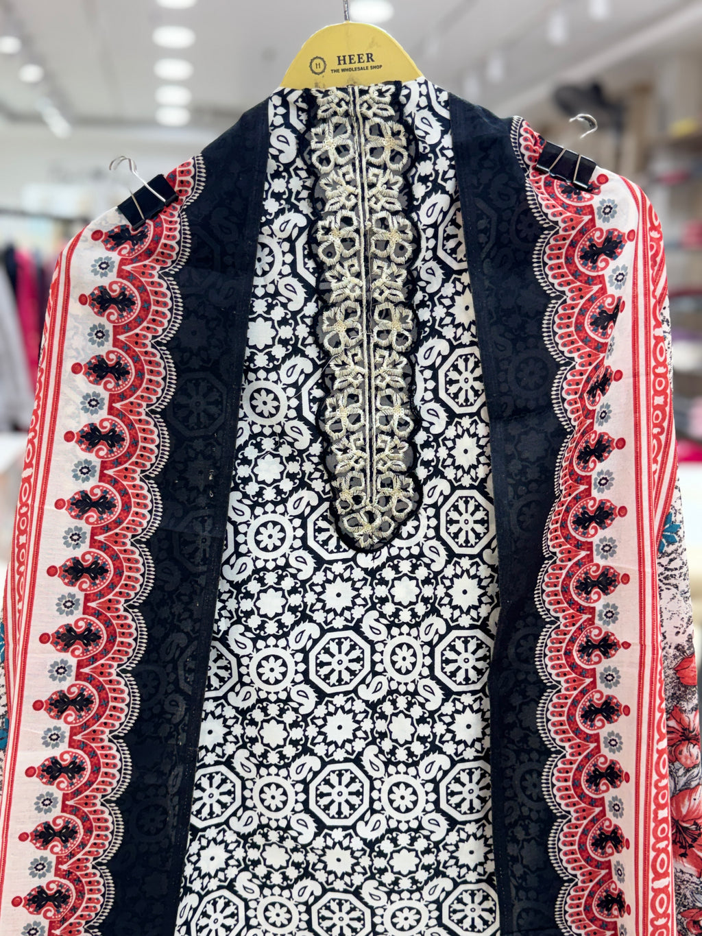 Q562361 striking Black Floral prints, ultimate comfort and elegance.