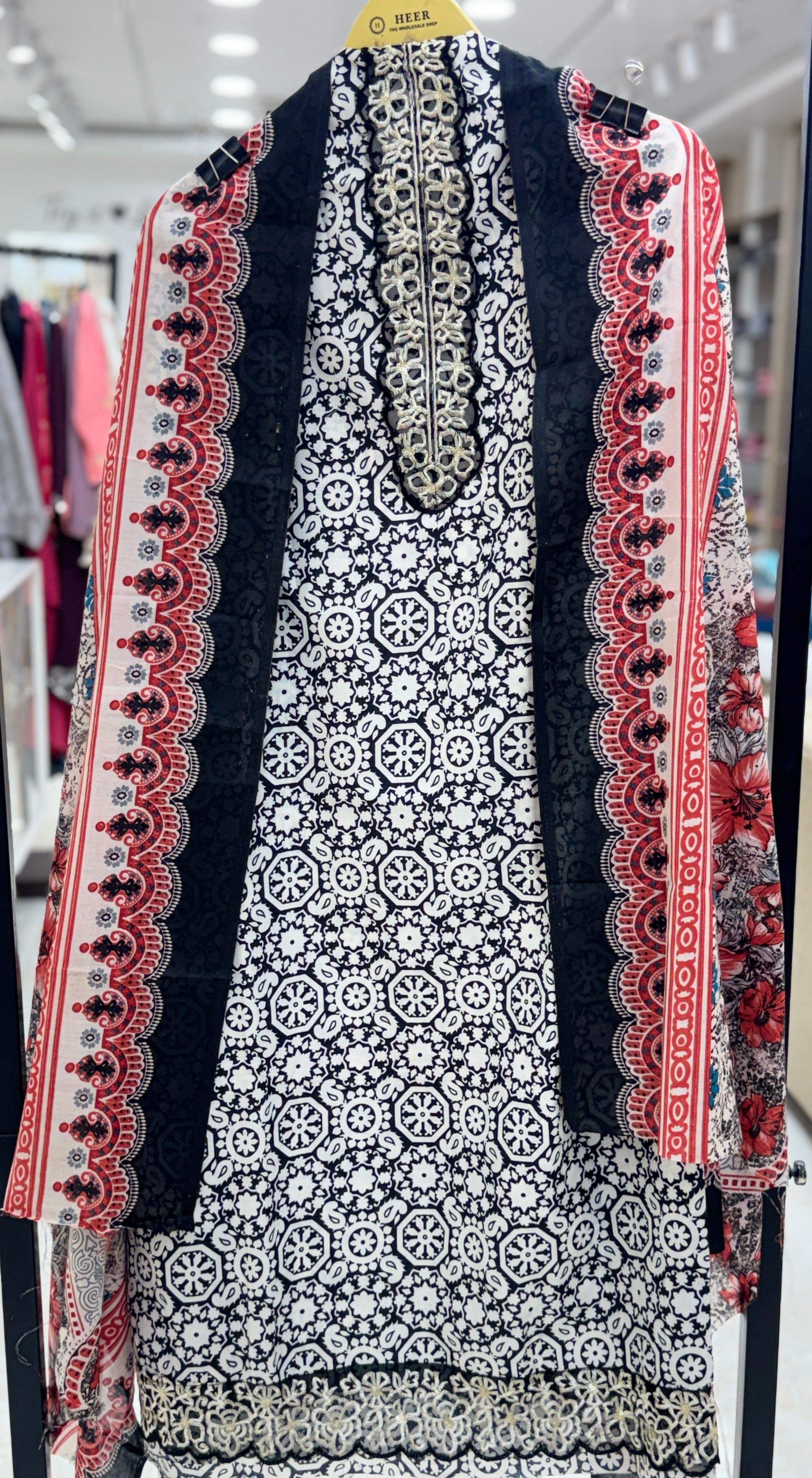 Q562361 striking Black Floral prints, ultimate comfort and elegance.