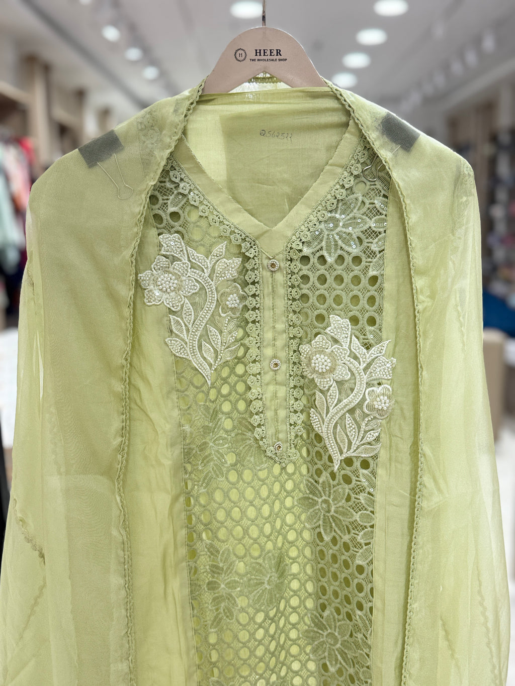 Q562522 EYELET WORK CUTBORDER ADN PEARL WORK BEAUTIFUL ORGANGA DUPATTA .