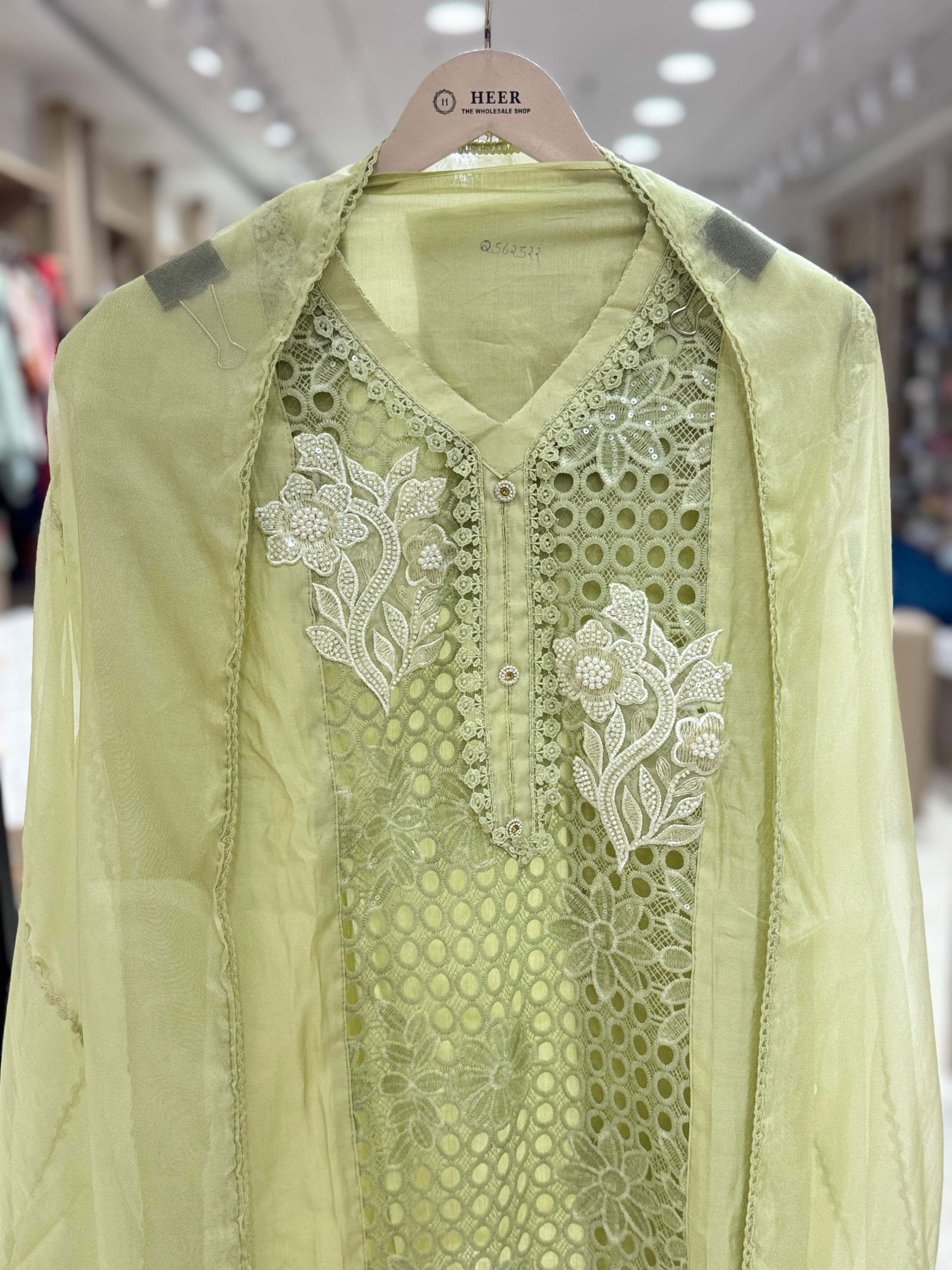Q562522 EYELET WORK CUTBORDER ADN PEARL WORK BEAUTIFUL ORGANGA DUPATTA .