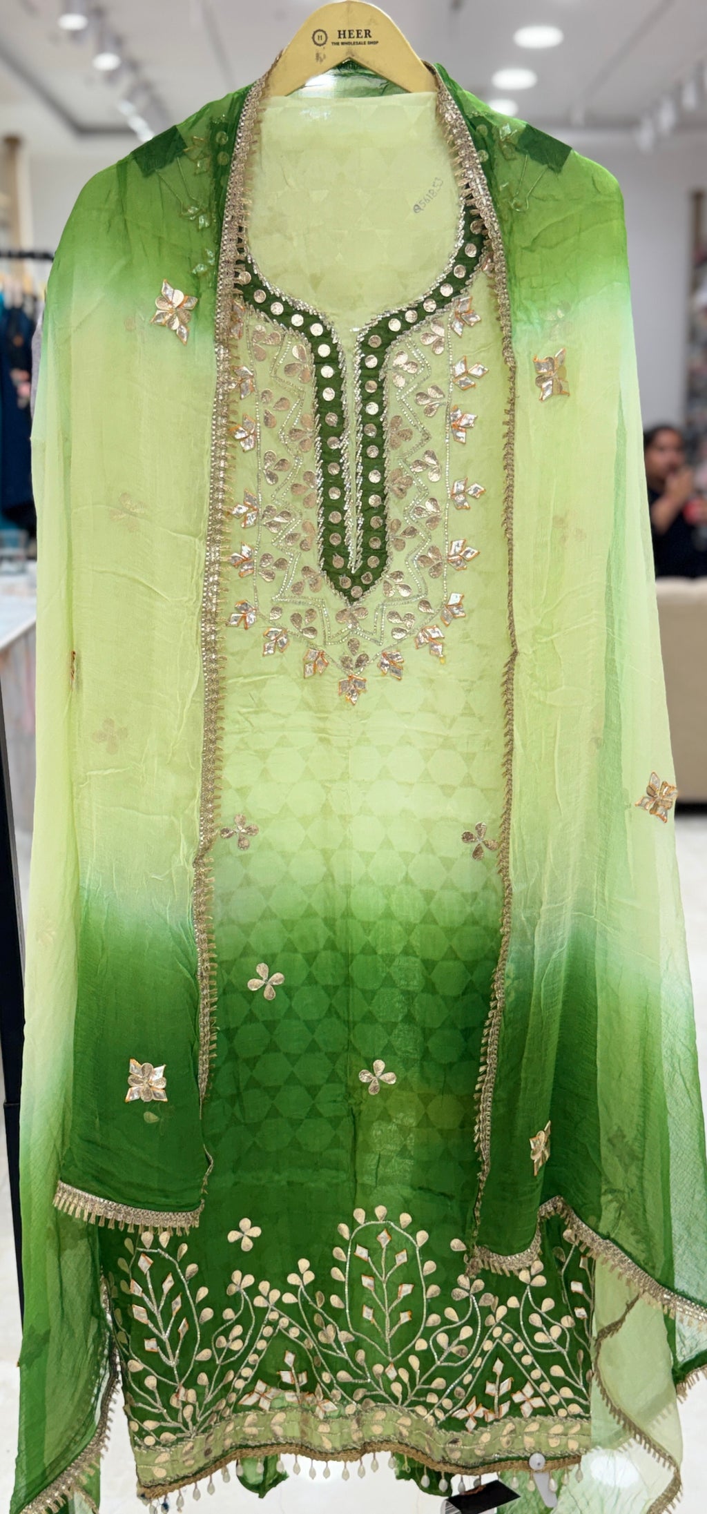 Q561853 High-quality Crepe grainy texture, and wrinkle-resistant nature
