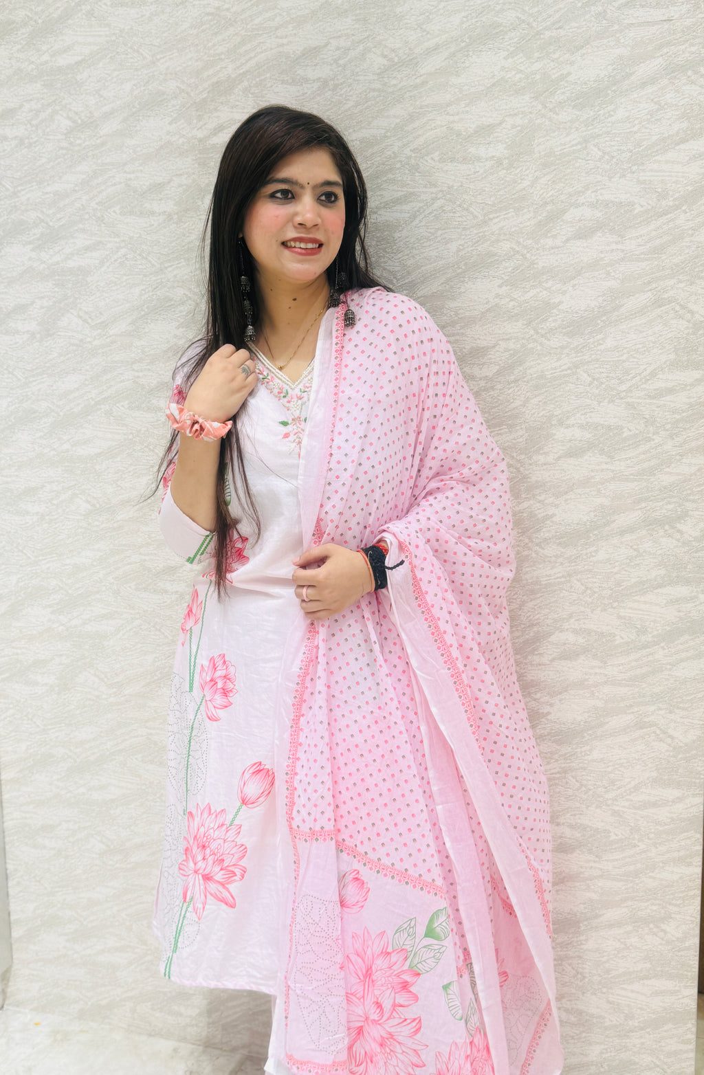 Q562630 Elegant Peach Cotton Kurta Pant Set with Floral Printed Dupatta