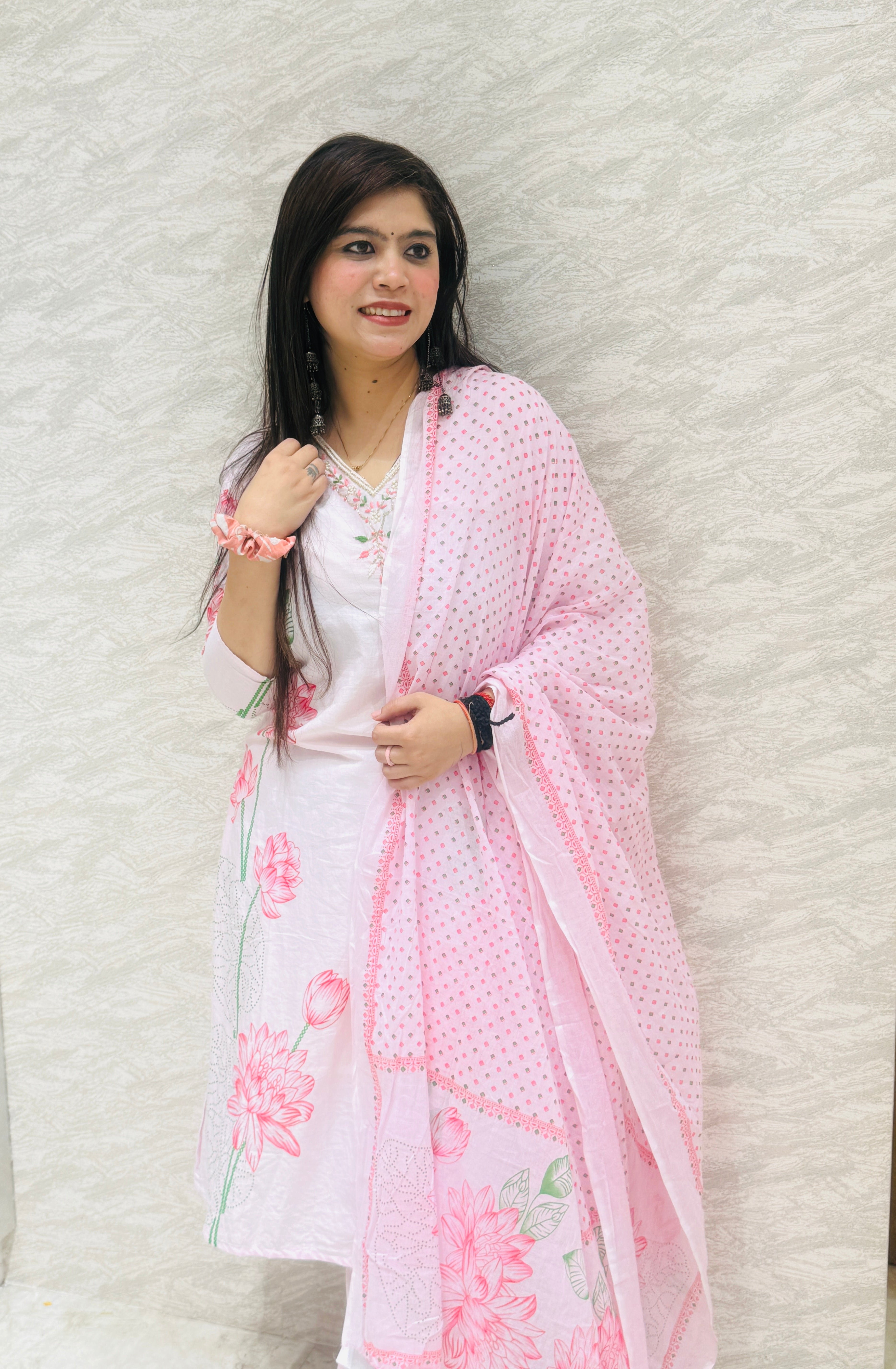 Q562630 Elegant Peach Cotton Kurta Pant Set with Floral Printed Dupatta