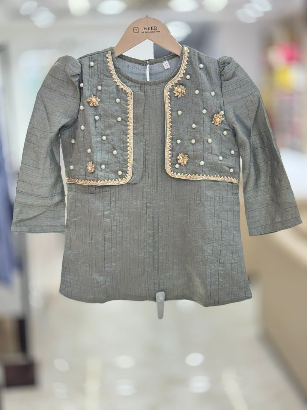 Pearl-Embellished Grey Kurta Set with Potli Bag girl q562959