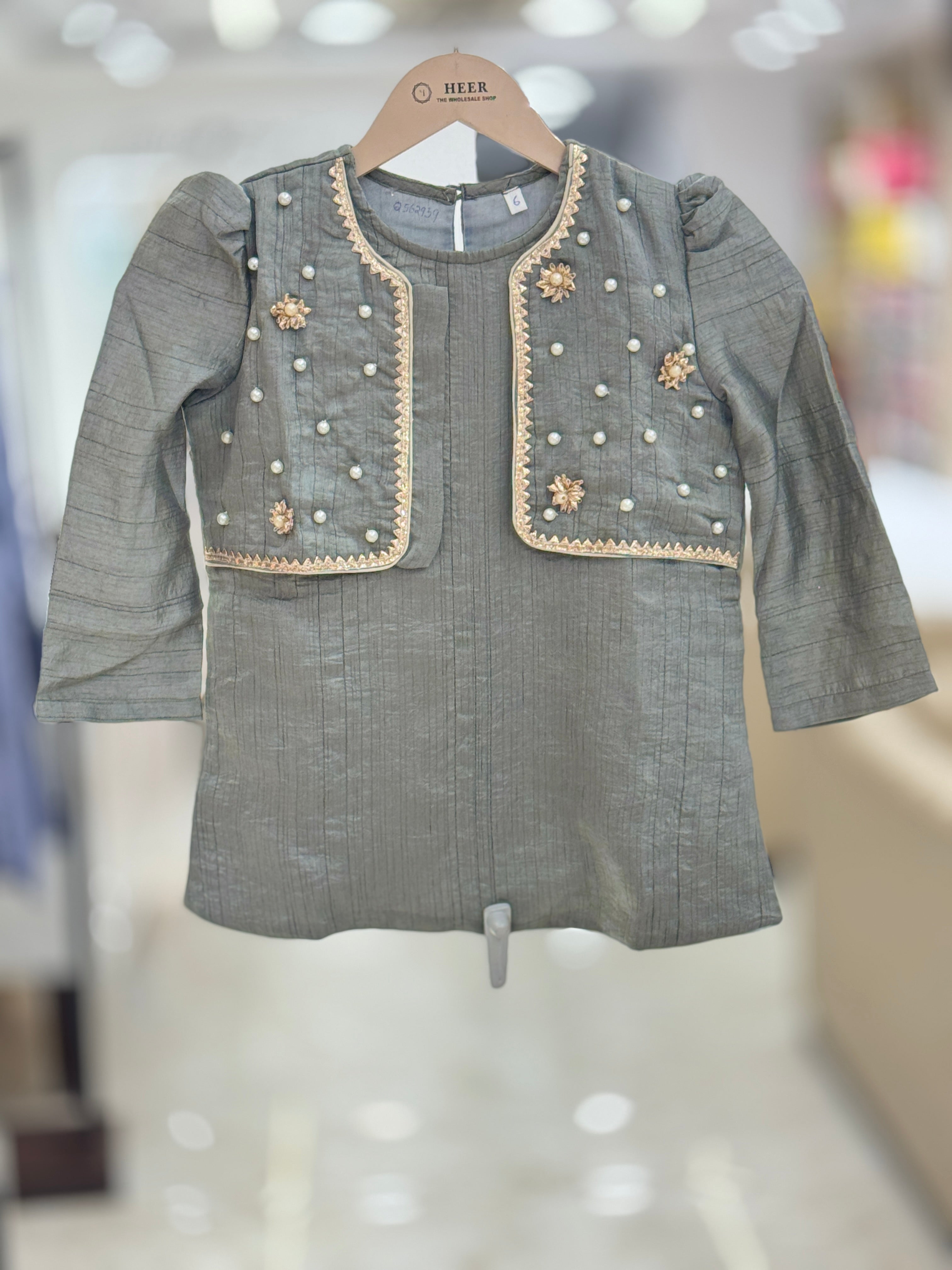 Pearl-Embellished Grey Kurta Set with Potli Bag girl q562959