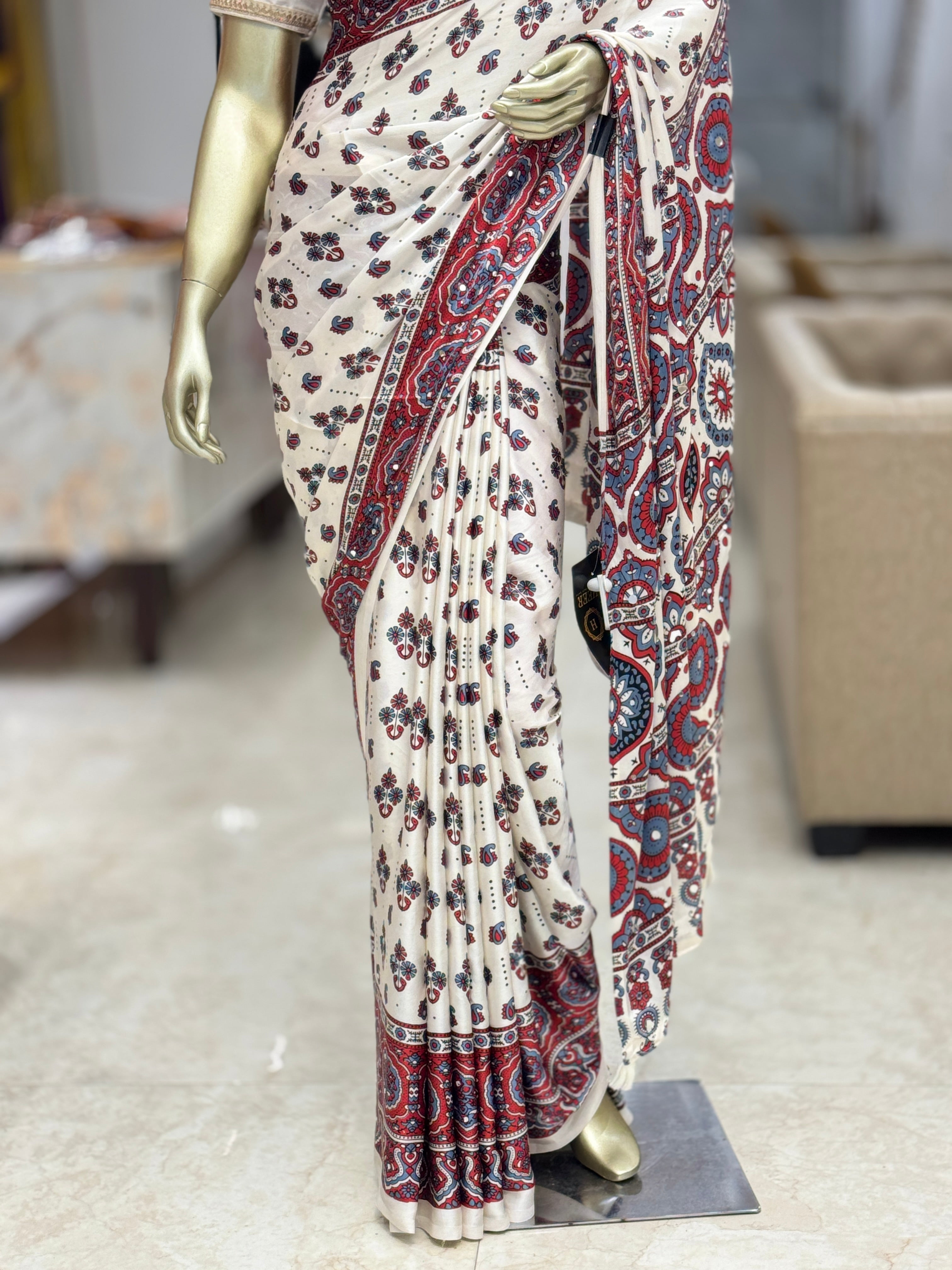 Elegant Off-White and Maroon Block Print Cotton Saree with Traditional Border q562964