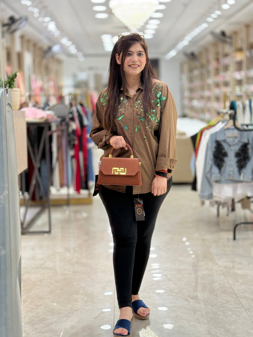 Q562488 tan handbag