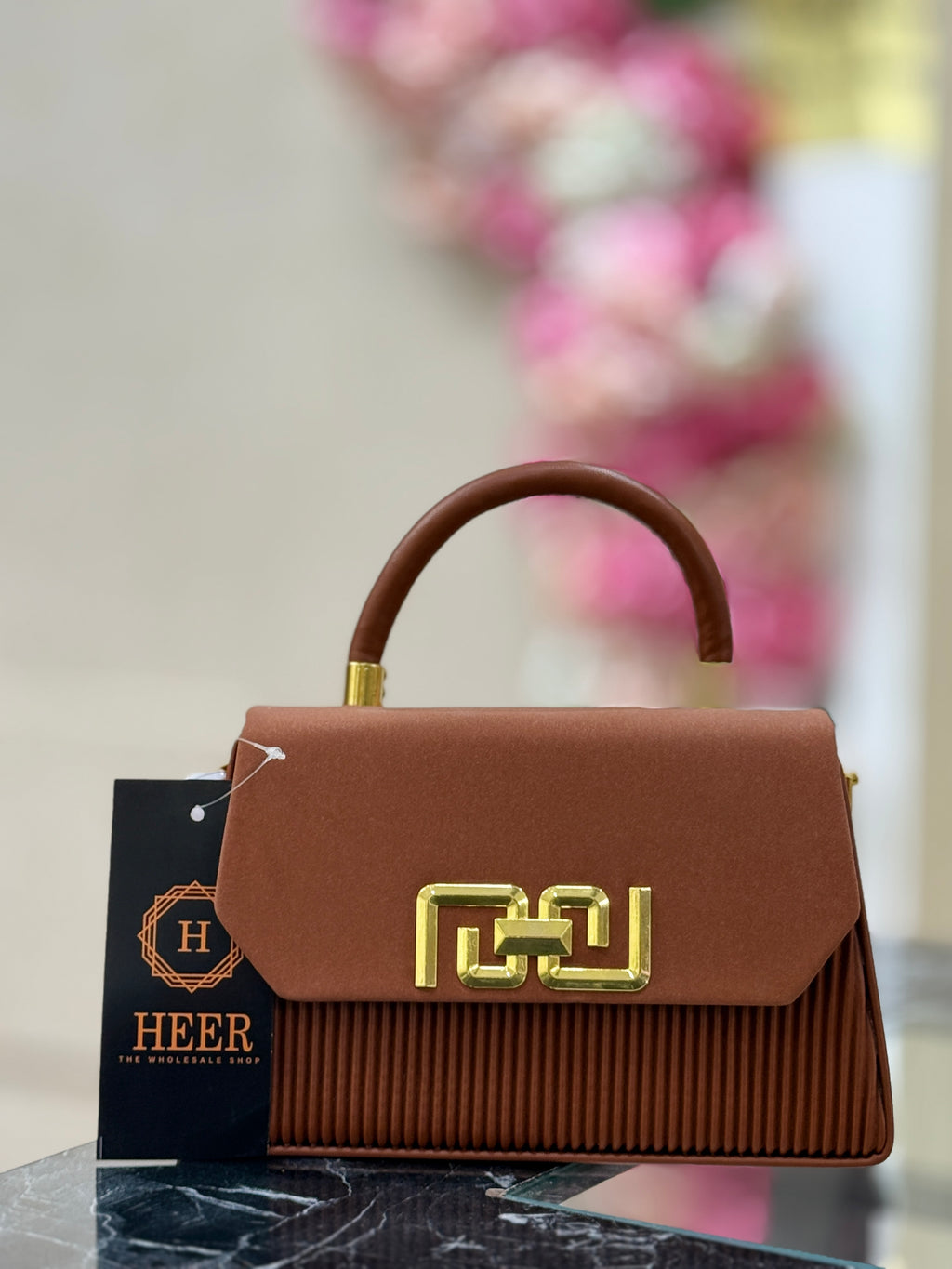 Q562488 tan handbag