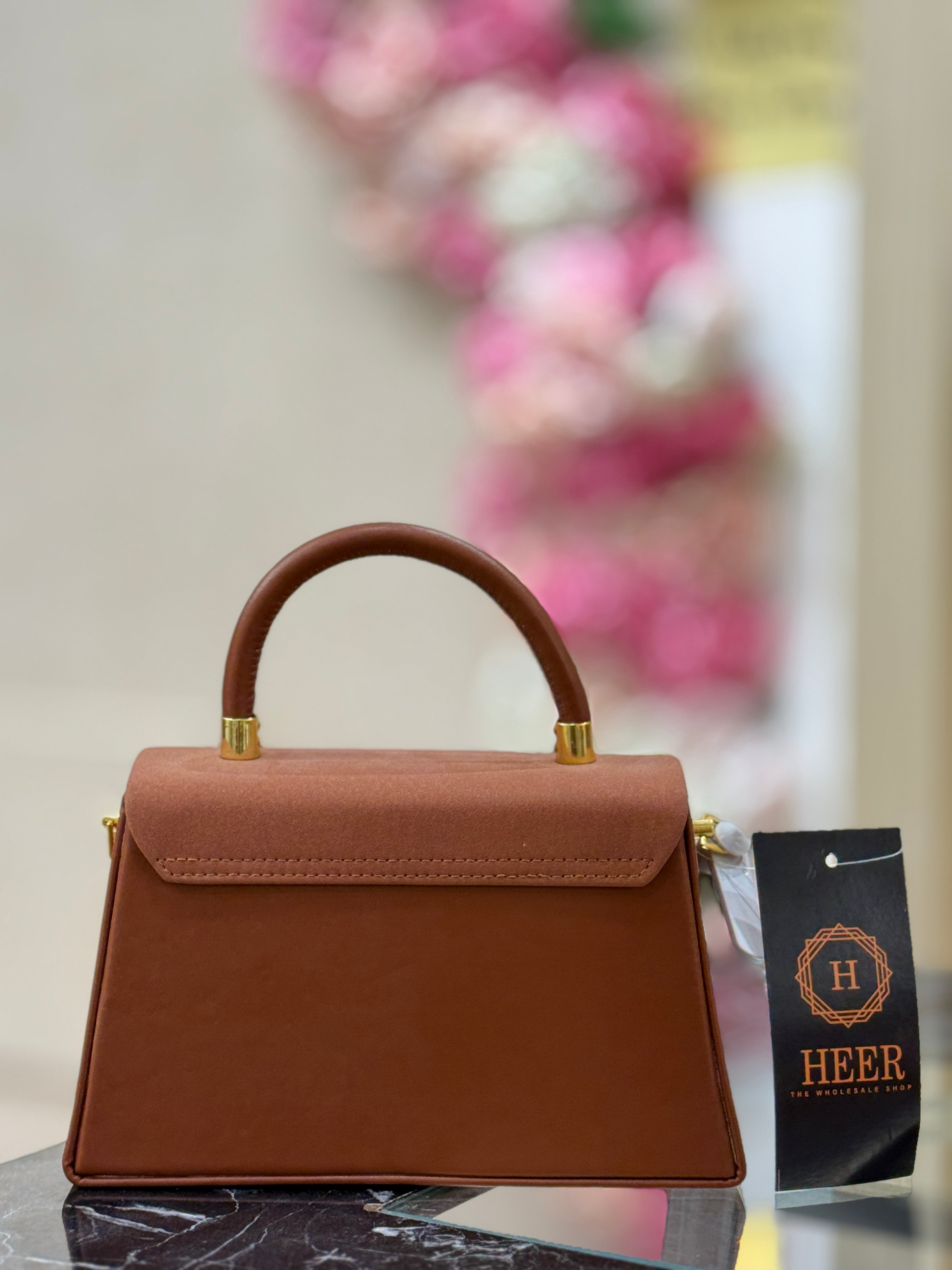 Q562488 tan handbag