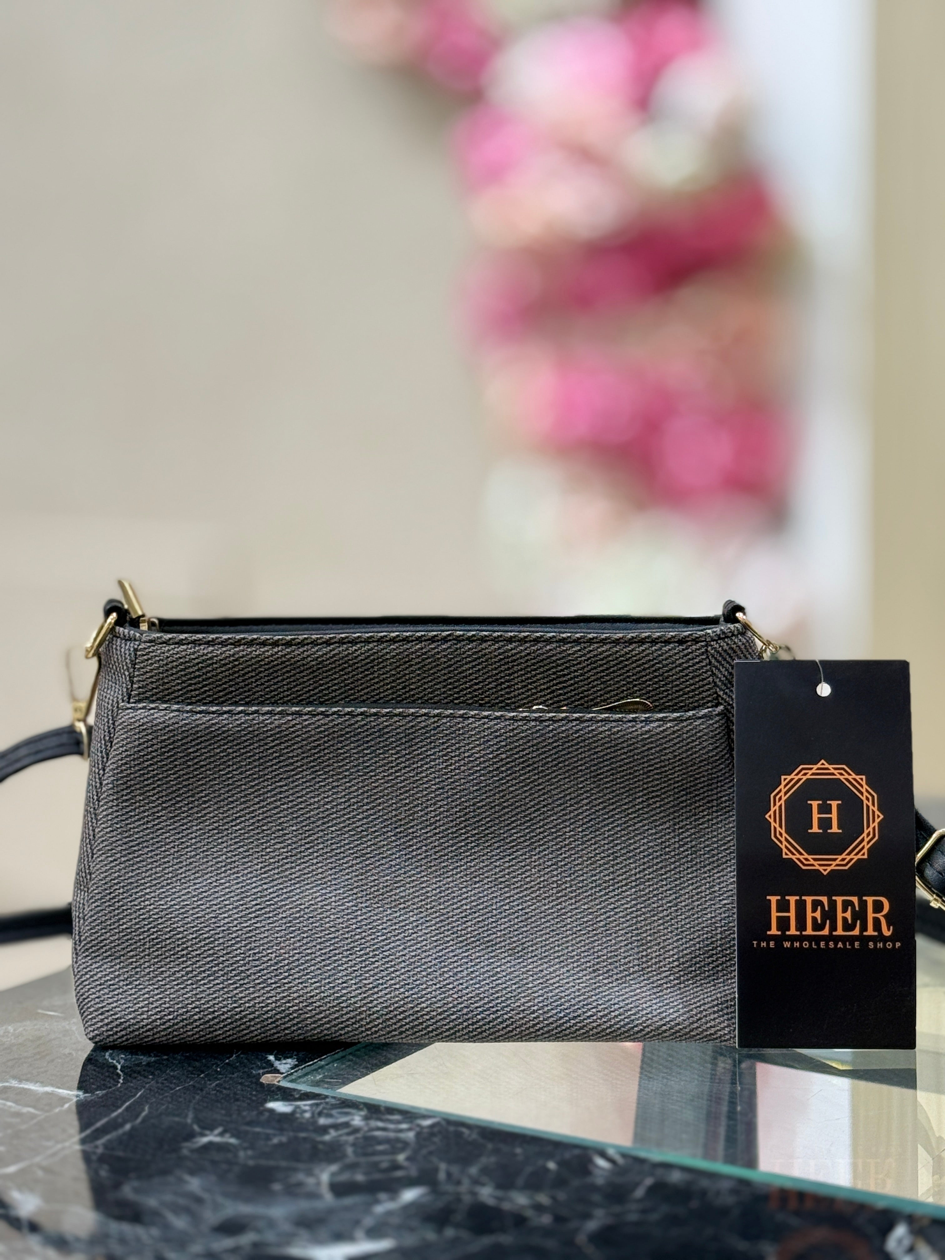 Q562478 Stylish stripe handbag