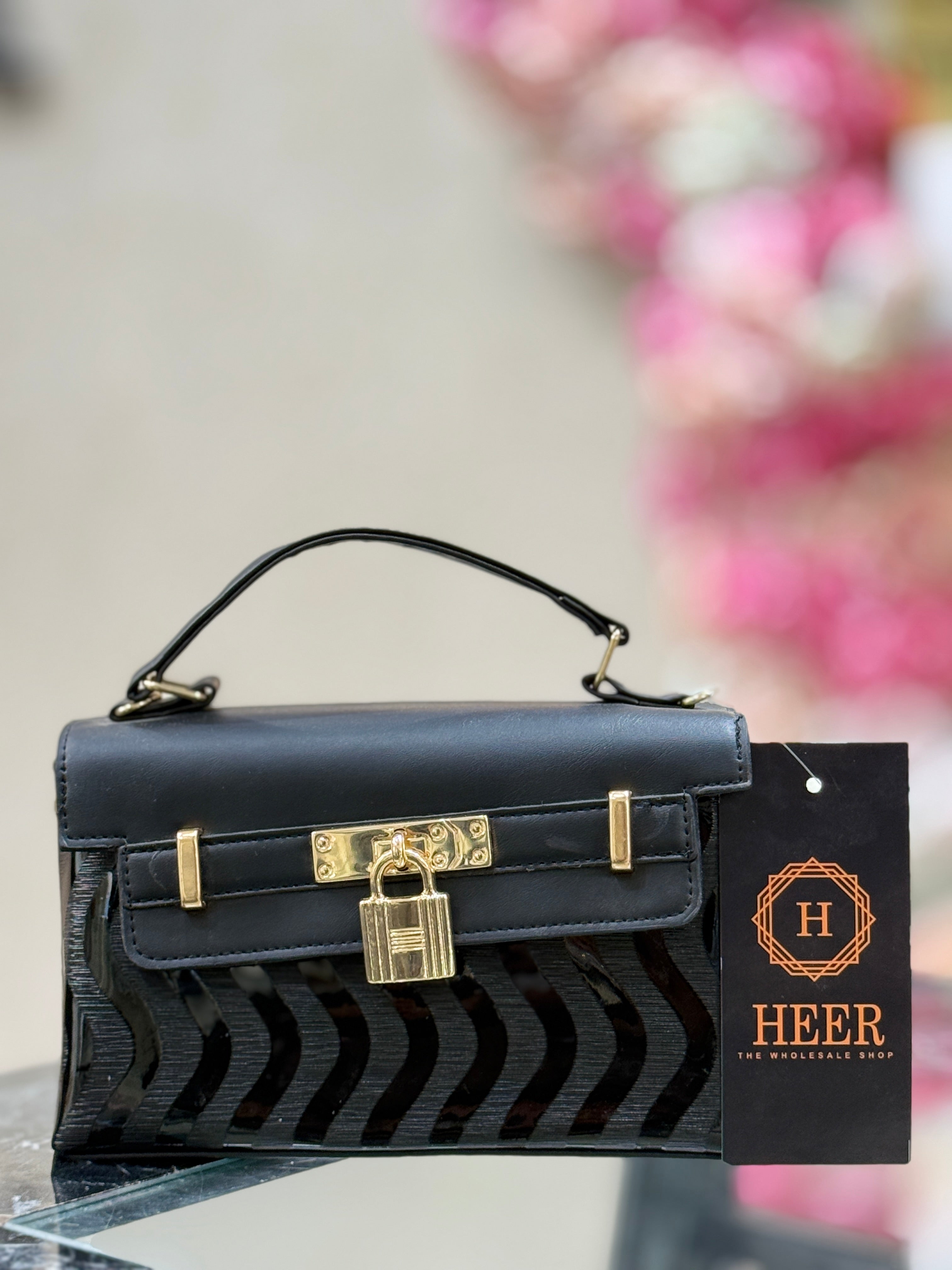 Q562451 Black Textured Handbag