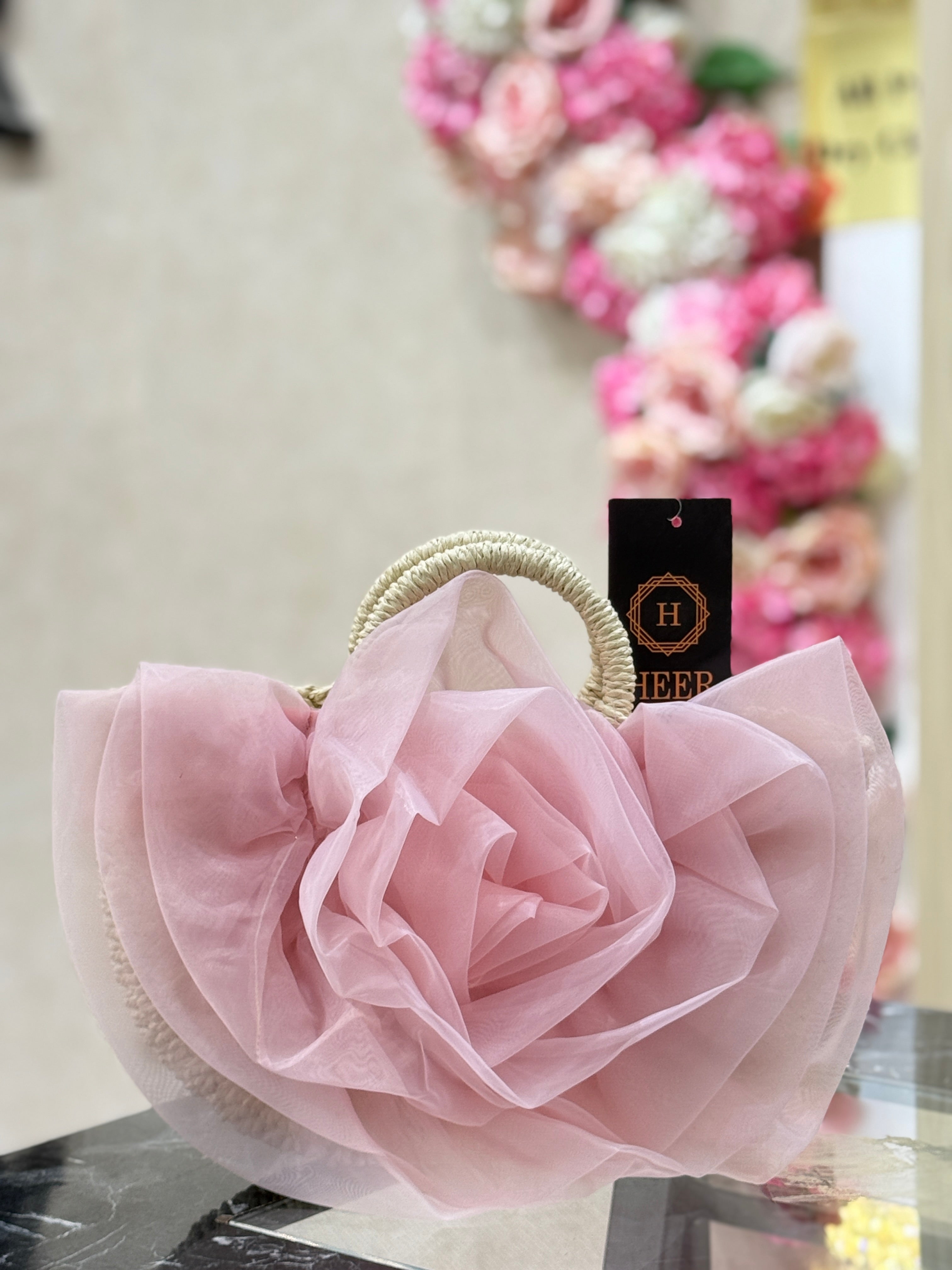 Q562479 Chic pink handbag designed for style, elegance, and versatility