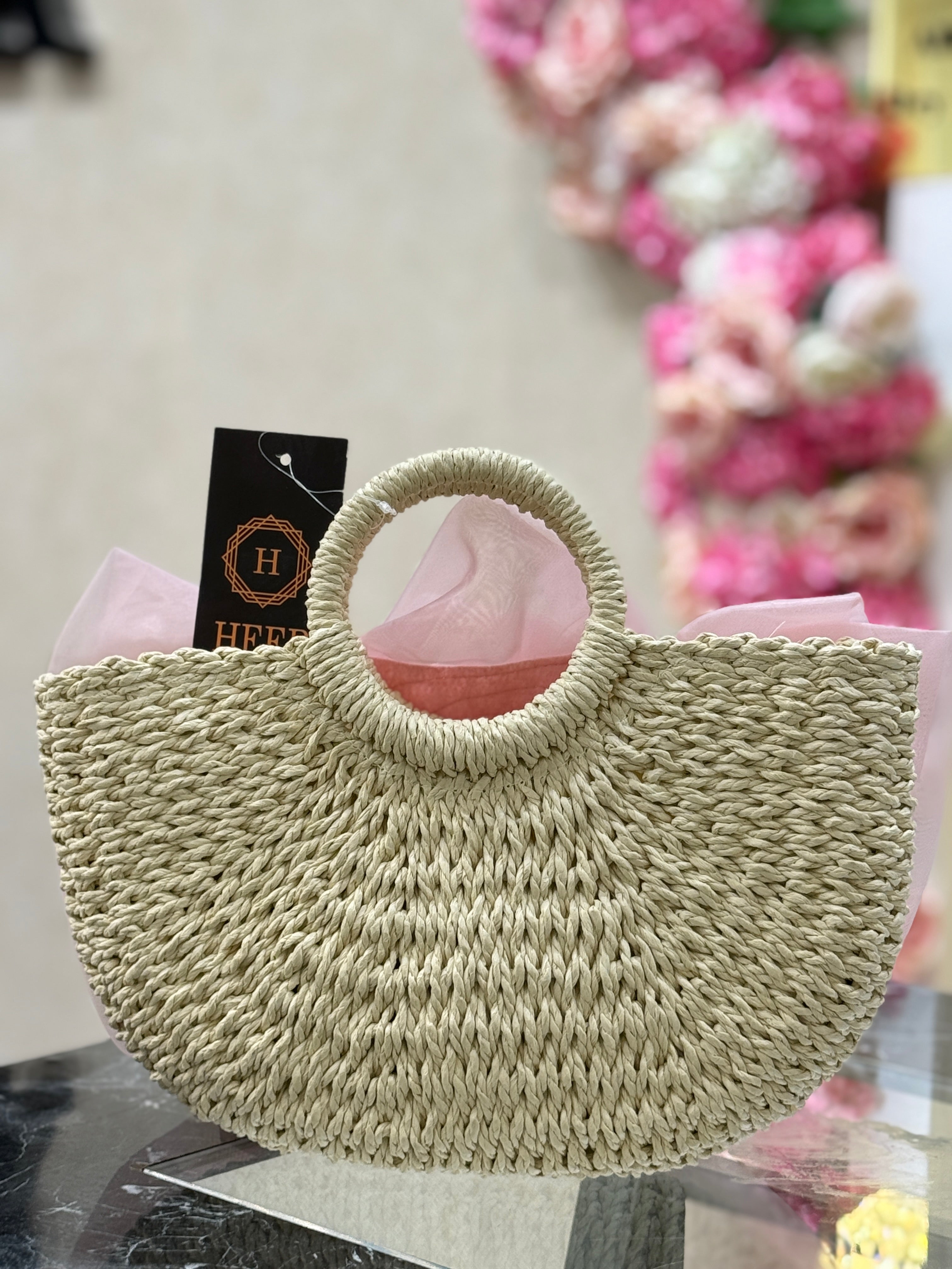 Q562479 Chic pink handbag designed for style, elegance, and versatility