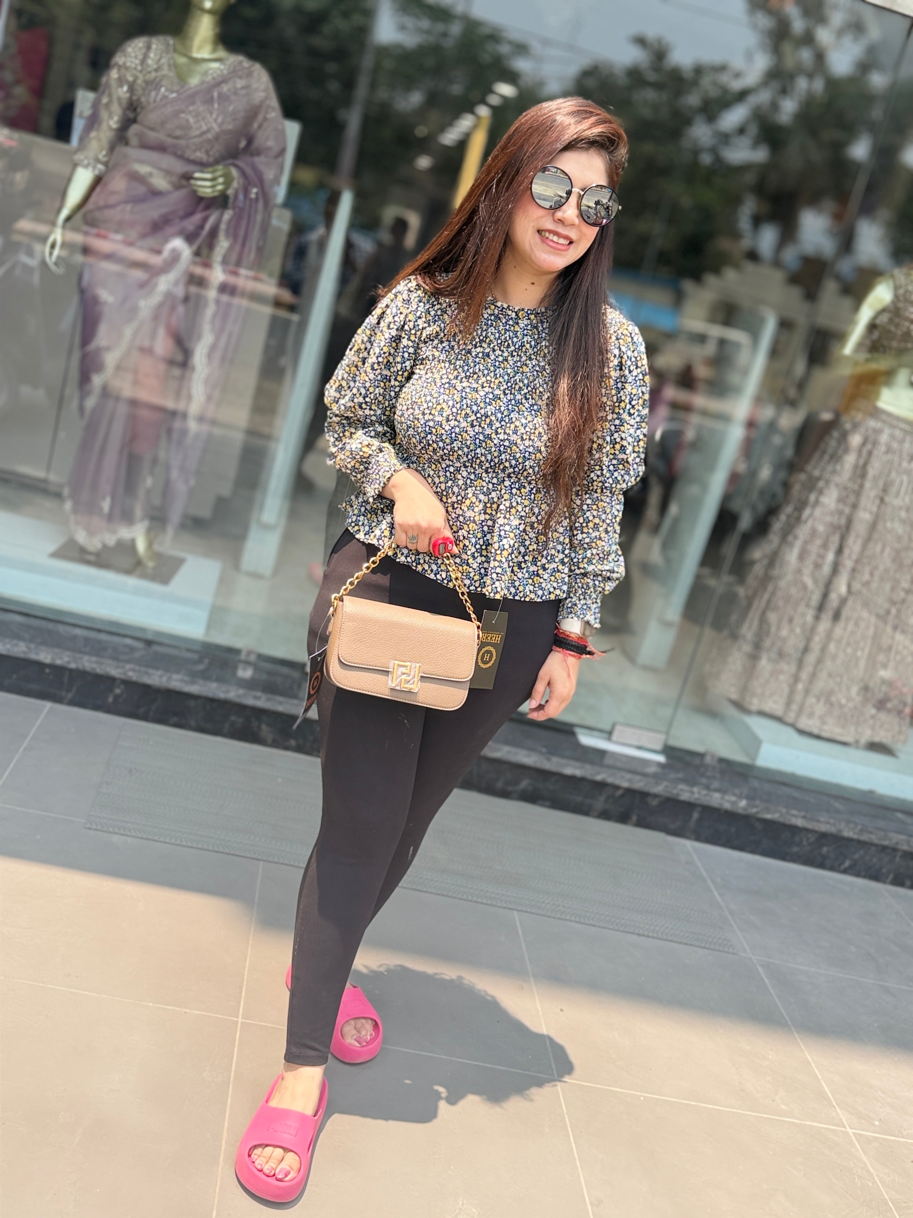 Q562475 Elegant Brown Textured Sling Bag with Gold Chain Strap