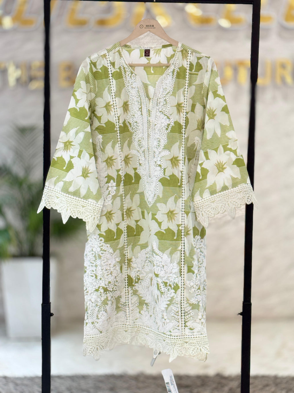 Contemporary Floral Embroidered Camp Collar Top – Artisanal Casual Elegance q562840