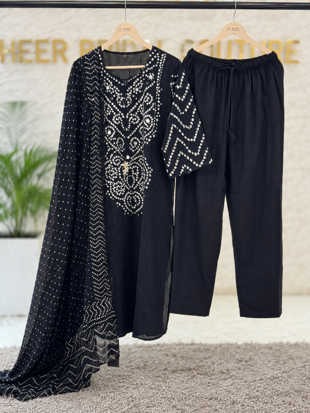 Timeless Midnight Black Bandhani-Inspired Kurta Set q562815