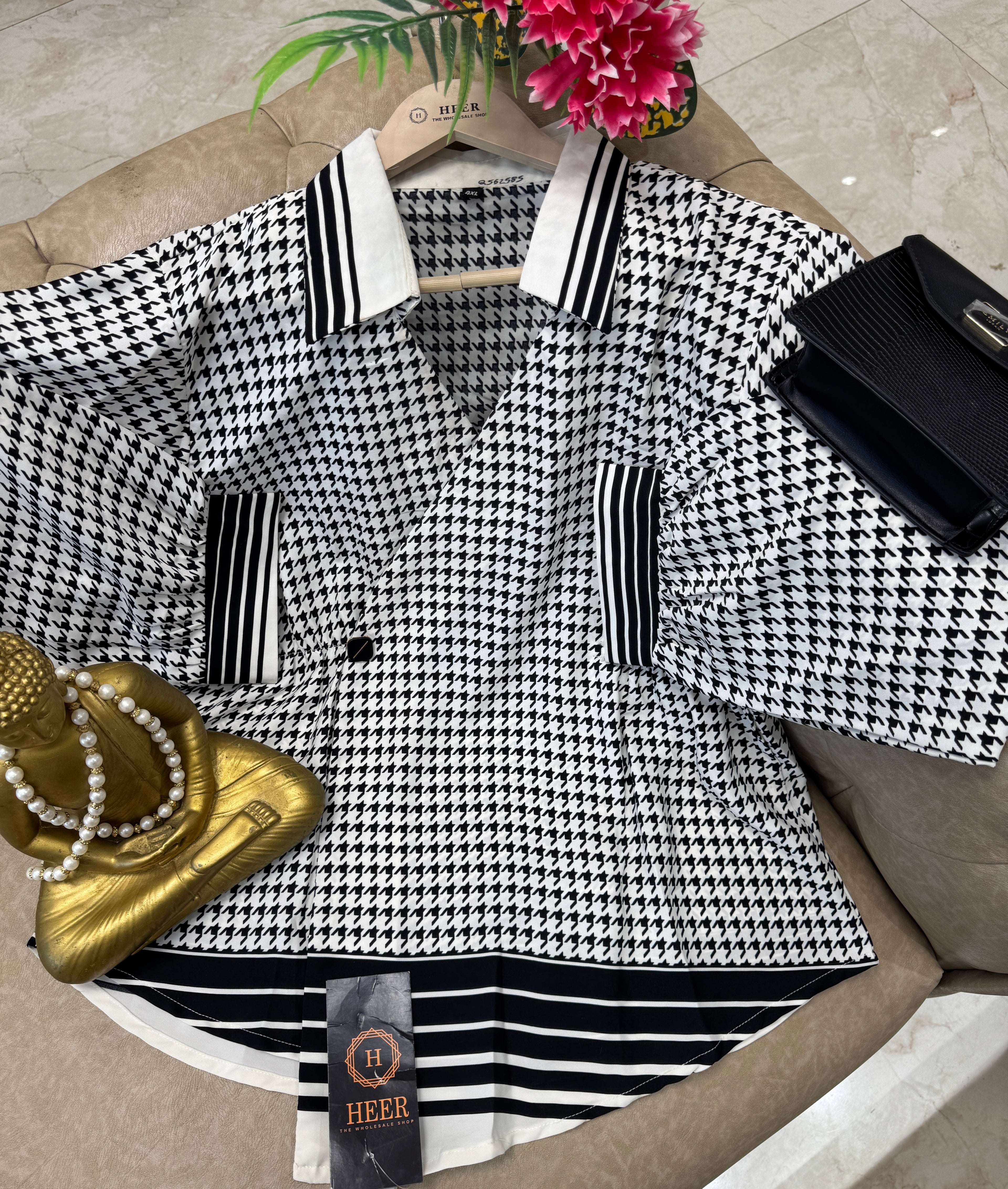 Q562585 Black & White Houndstooth Polo Top