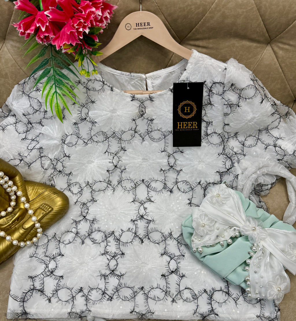 Q562597 Monochrome Bloom Embroidered Top