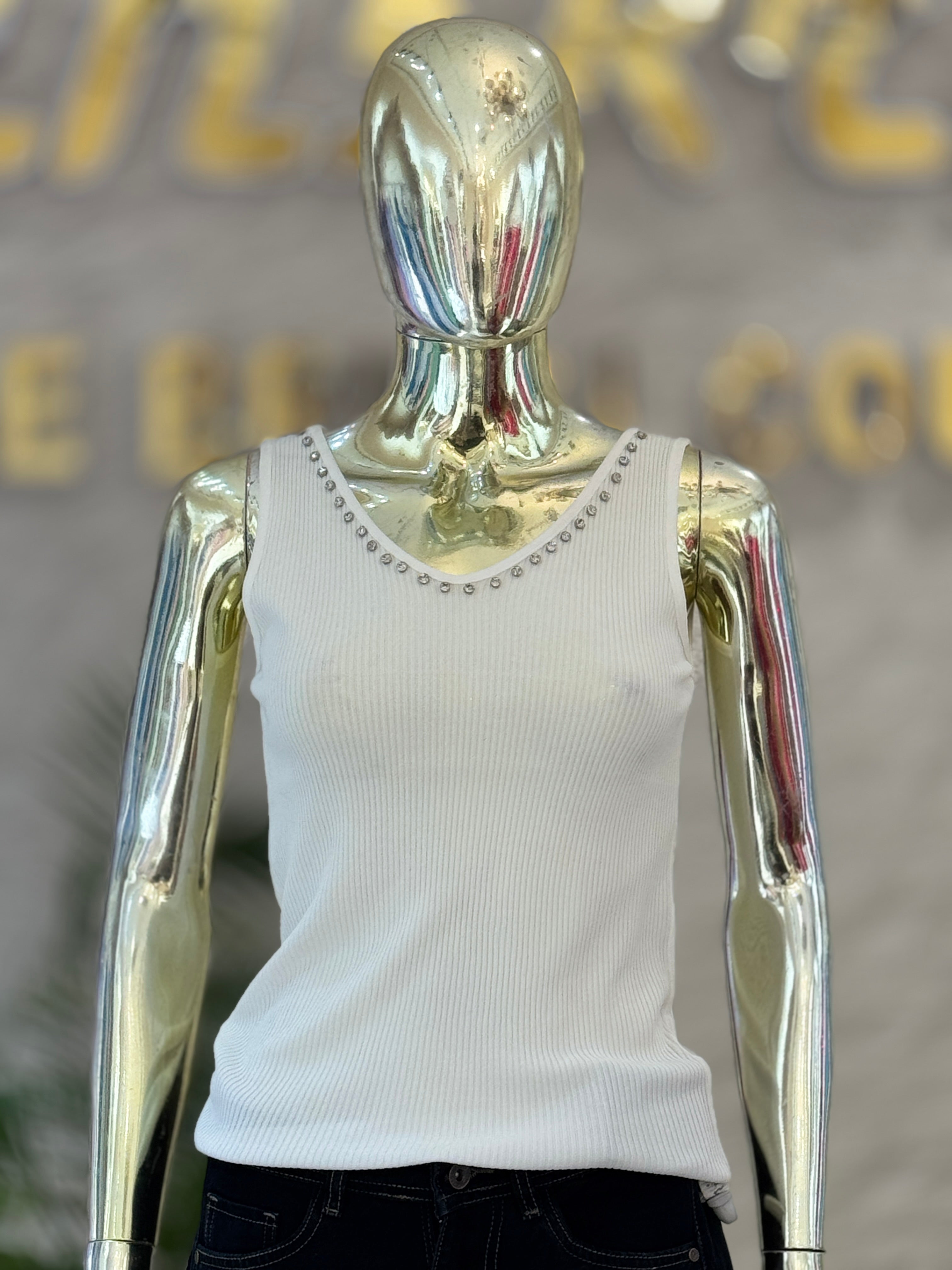 Q562325 Elegant white sleeveless knit top with pearl neckline and stylish crisscross back design
