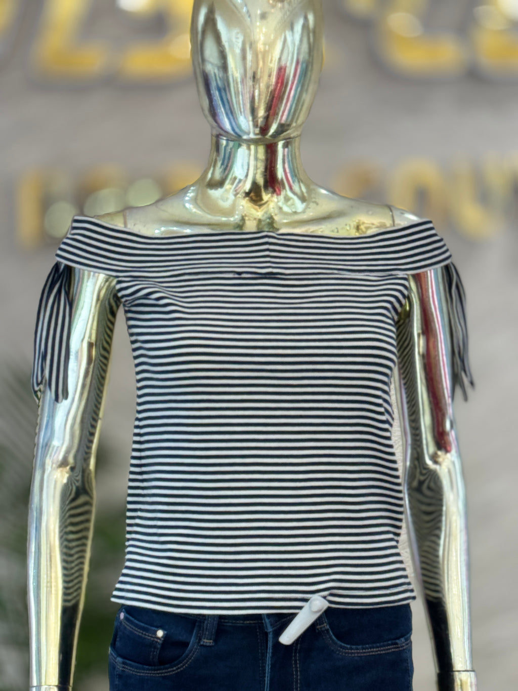 Q562752 Chic black and white striped off-shoulder top with a stylish fitted look.