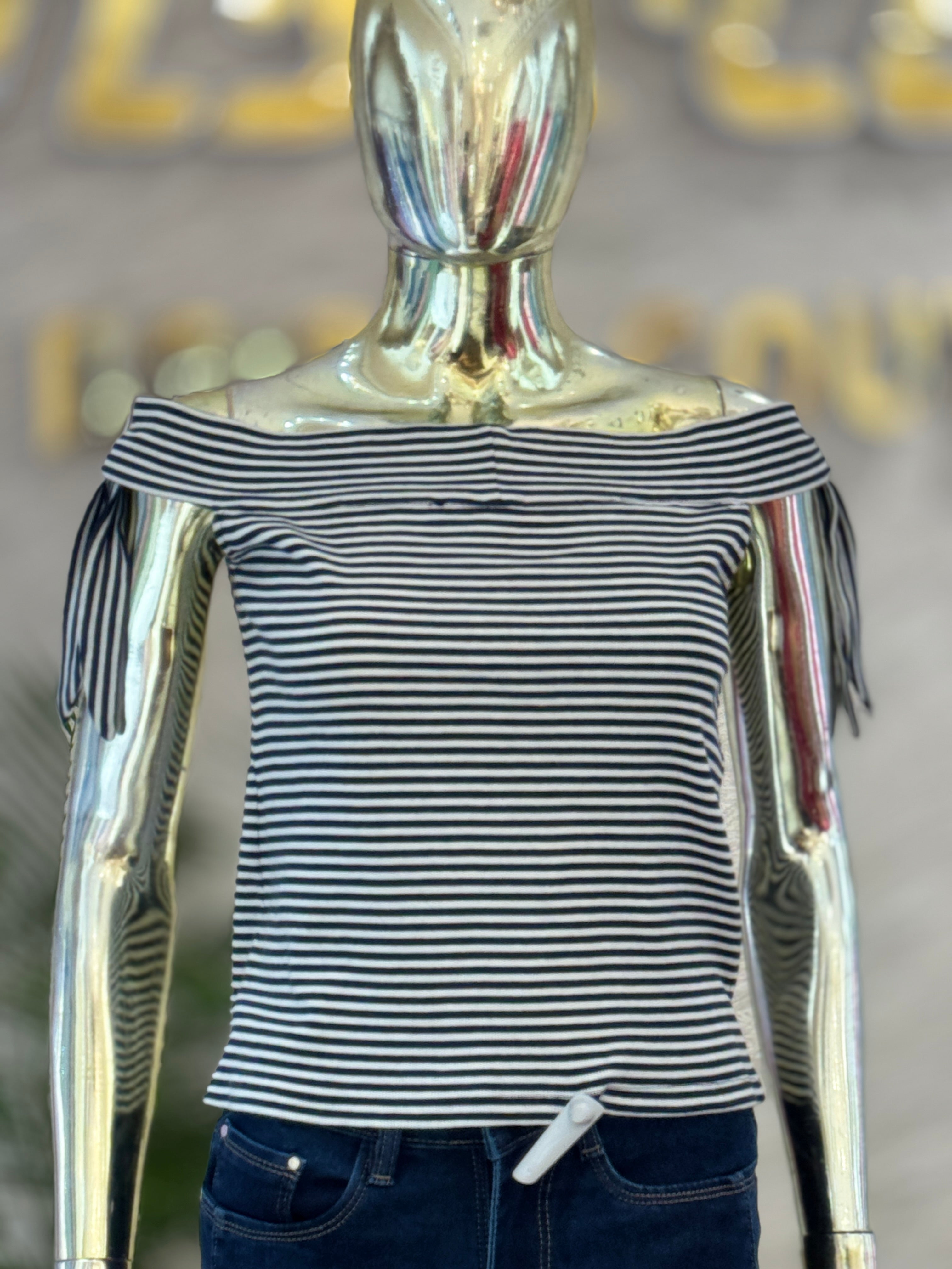 Q562752 Chic black and white striped off-shoulder top with a stylish fitted look.