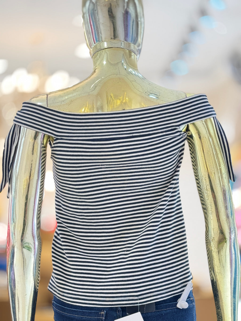 Q562752 Chic black and white striped off-shoulder top with a stylish fitted look.