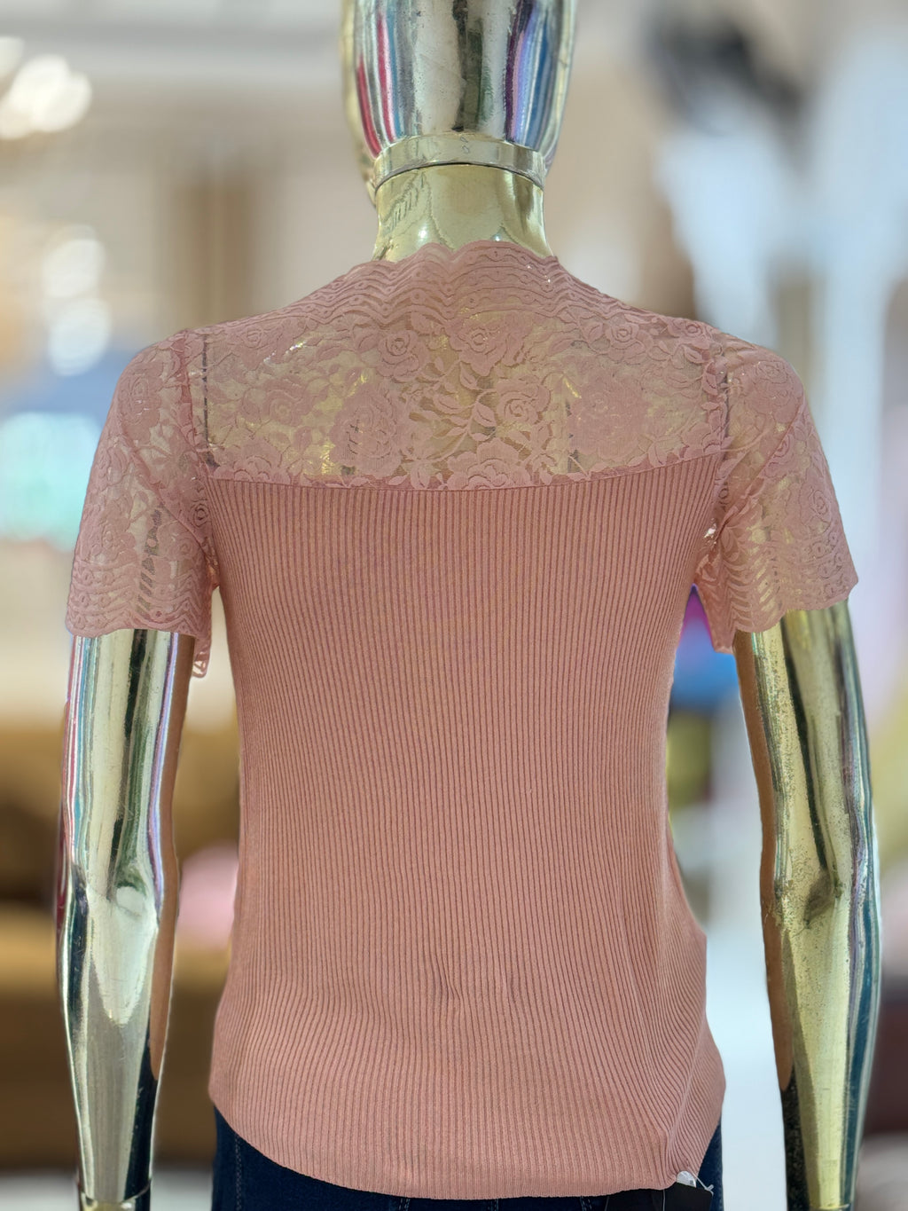 Q562318 Elegant blush pink lace top with delicate shimmer detailing and a chic fitted silhouette