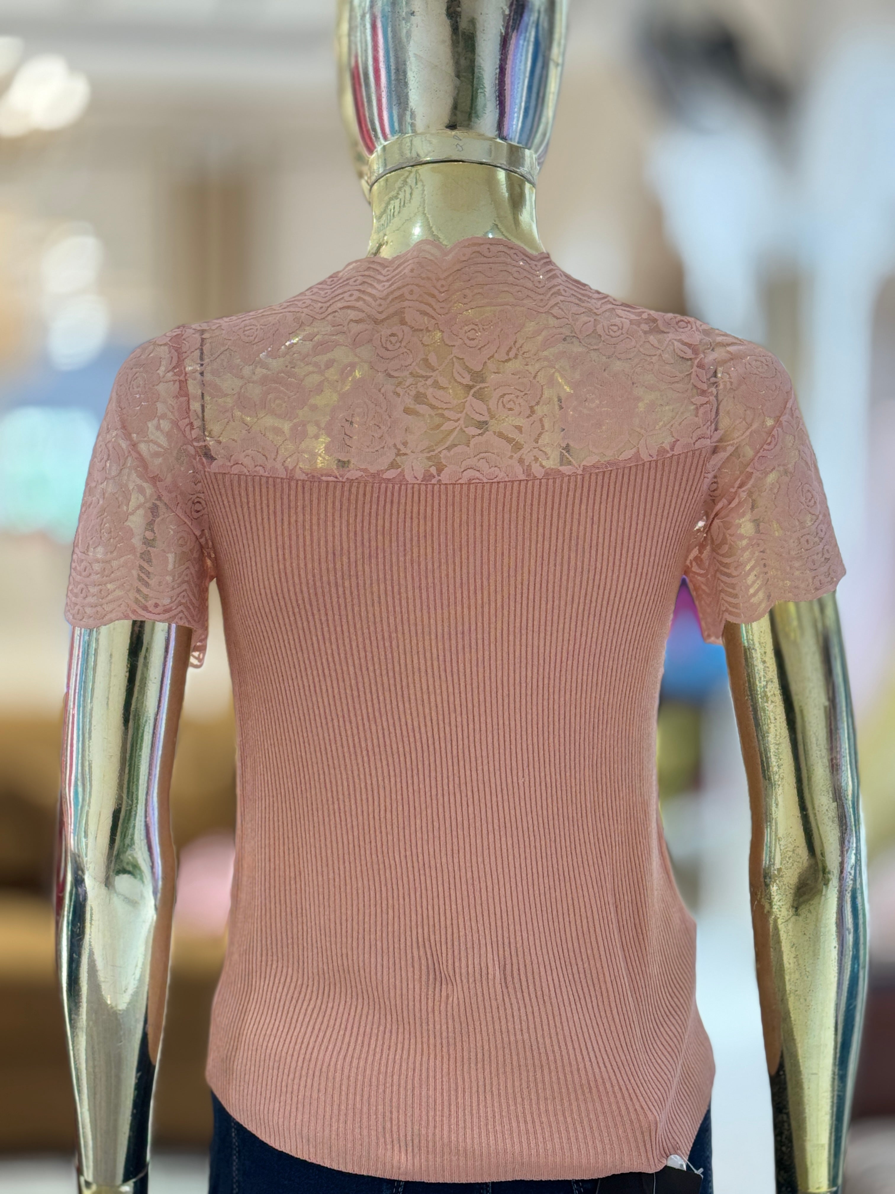 Q562318 Elegant blush pink lace top with delicate shimmer detailing and a chic fitted silhouette