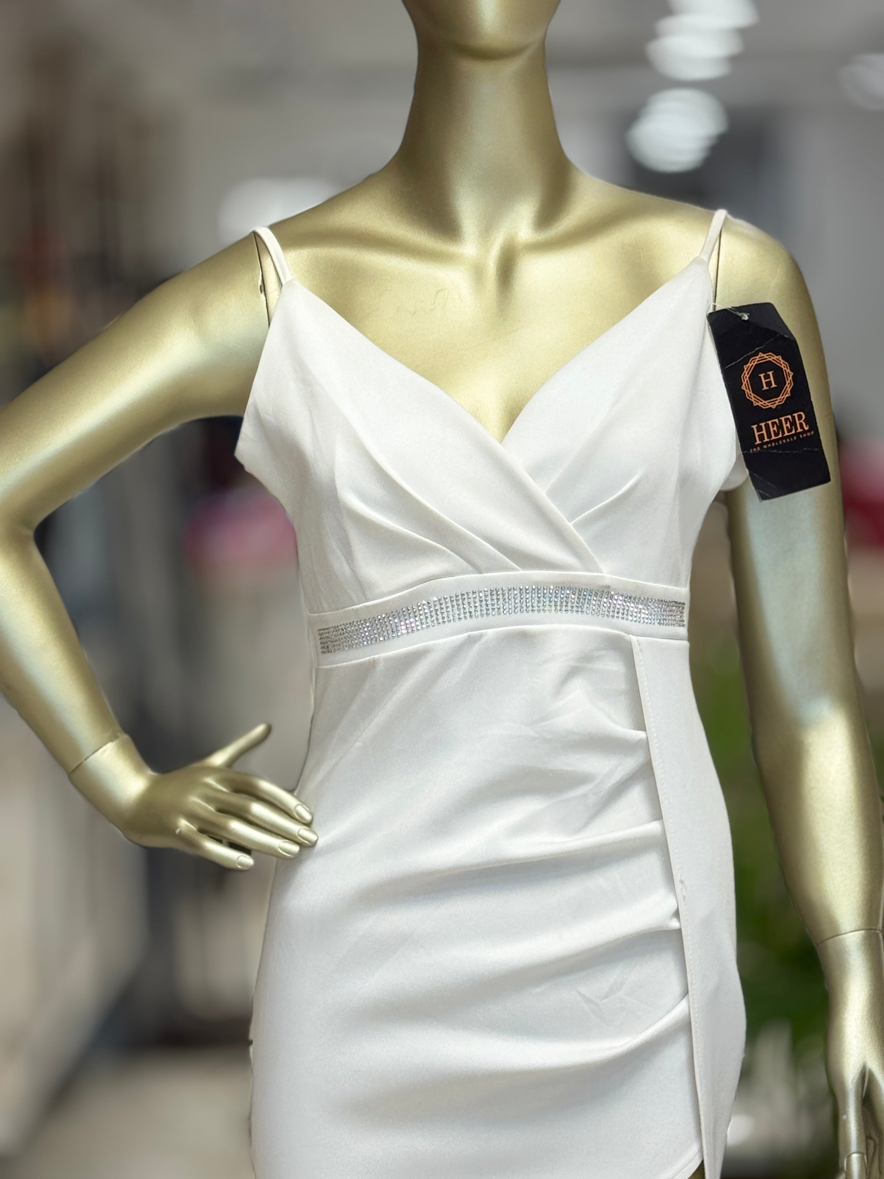 Q56712 Elegant white bodycon gown with a stylish high slit and delicate shoulder straps.