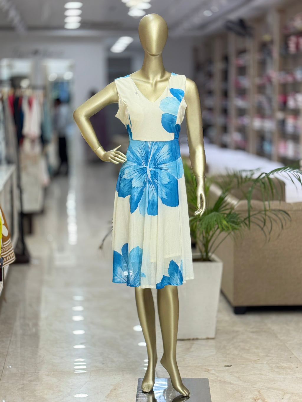 Q562565 White & Blue Floral Sleeveless Midi Dress