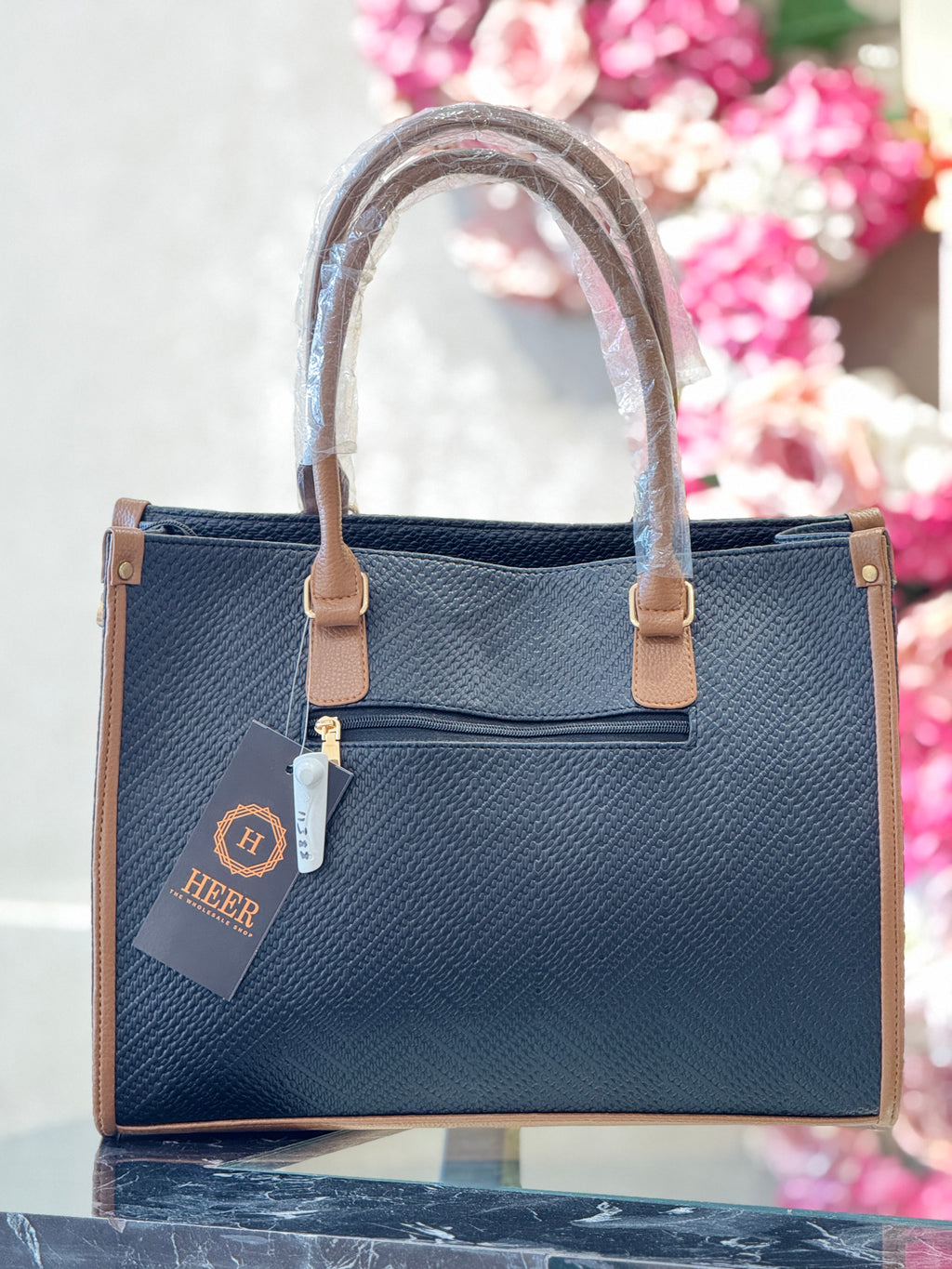 Q562495 Elegant Black Textured Tote Bag with Tan Handle Detail