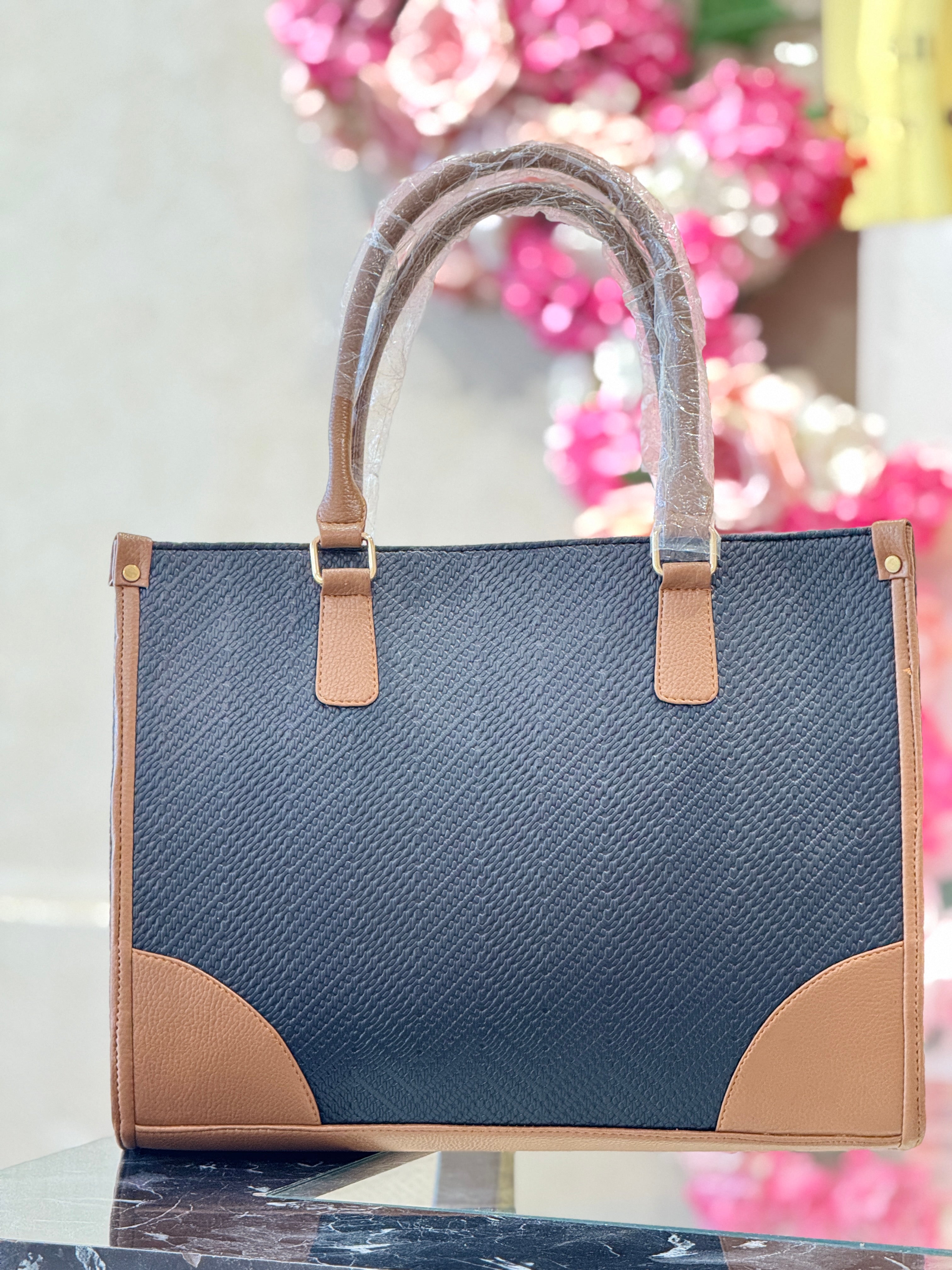 Q562495 Elegant Black Textured Tote Bag with Tan Handle Detail