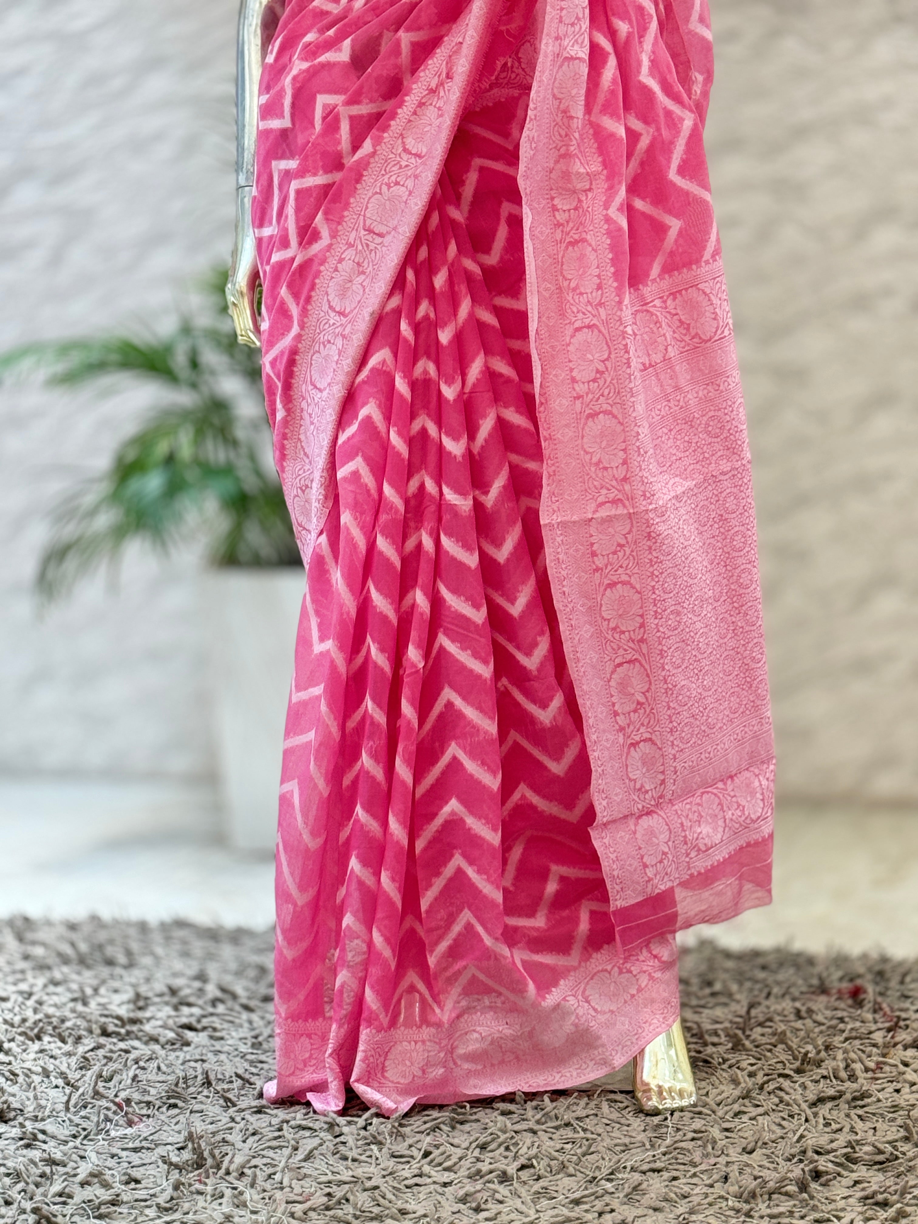 Q562135 Pink Zigzag Print Cotton Saree with Woven Border