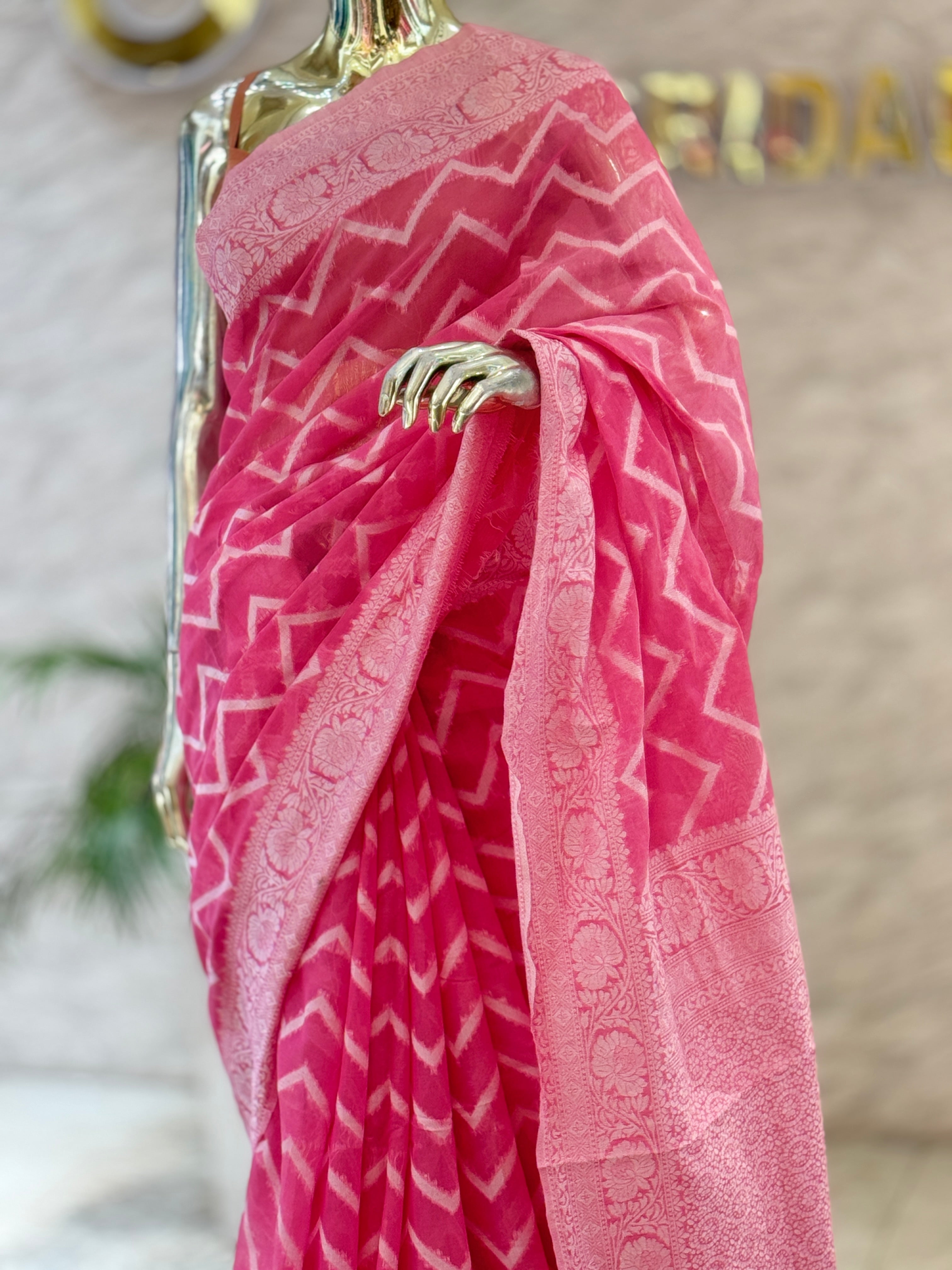 Q562135 Pink Zigzag Print Cotton Saree with Woven Border